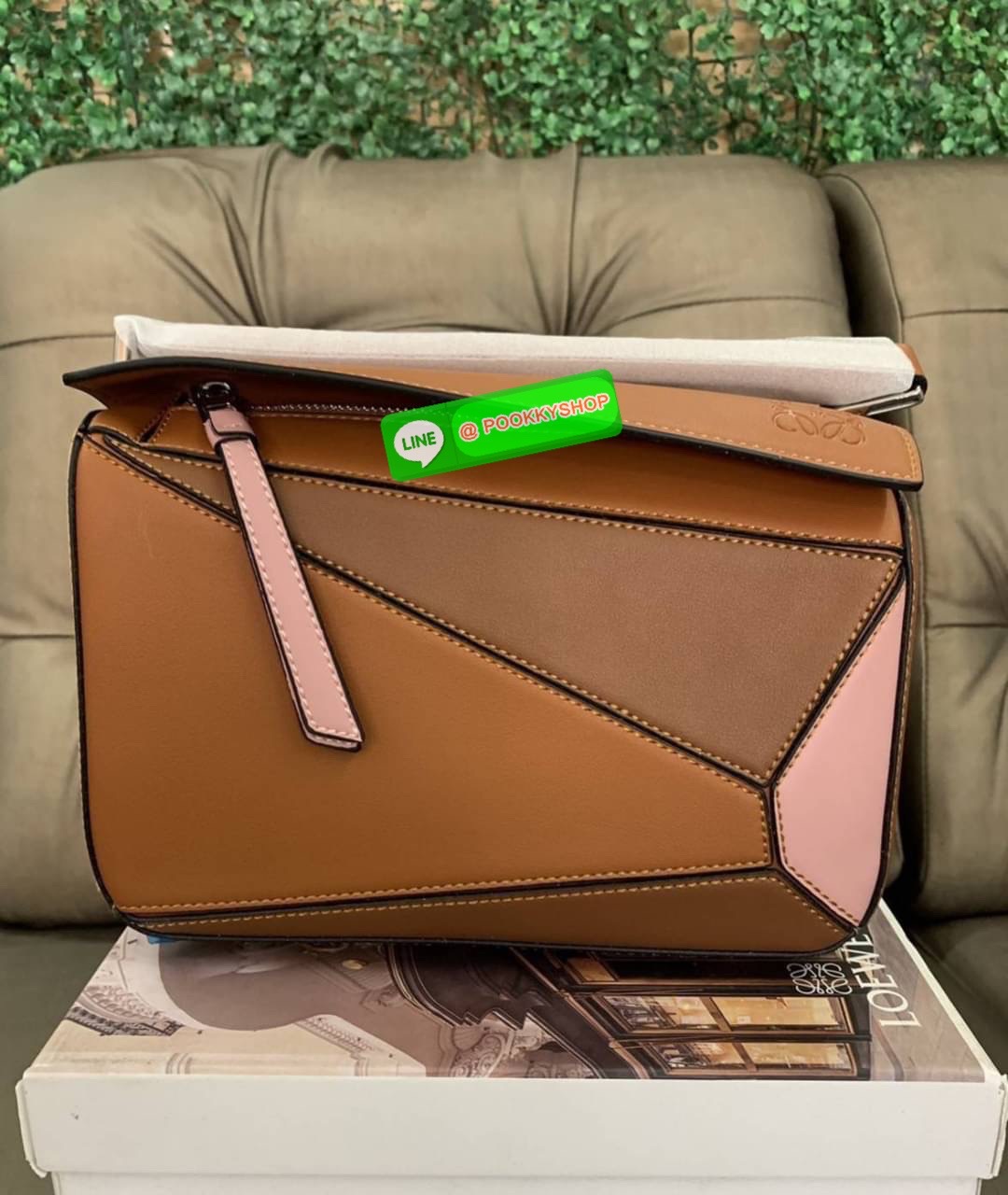 NEW IN! LOEWE CROSSBODY BAG VIP GIFT WITH PURCHASE (GWP) กระเป๋าถือหรือสะพาย Limited Edition จาก LOEWE PERFUME DUTYFREE COUNTER วัสดุ Leather Calfski หนังแท้ (หนังวัว) งานสวยตั้งอยู่ทรง สีสันสดใสทูโน ขนาดกำลังดี น้ำหนักเบา อะไหล่เงิน