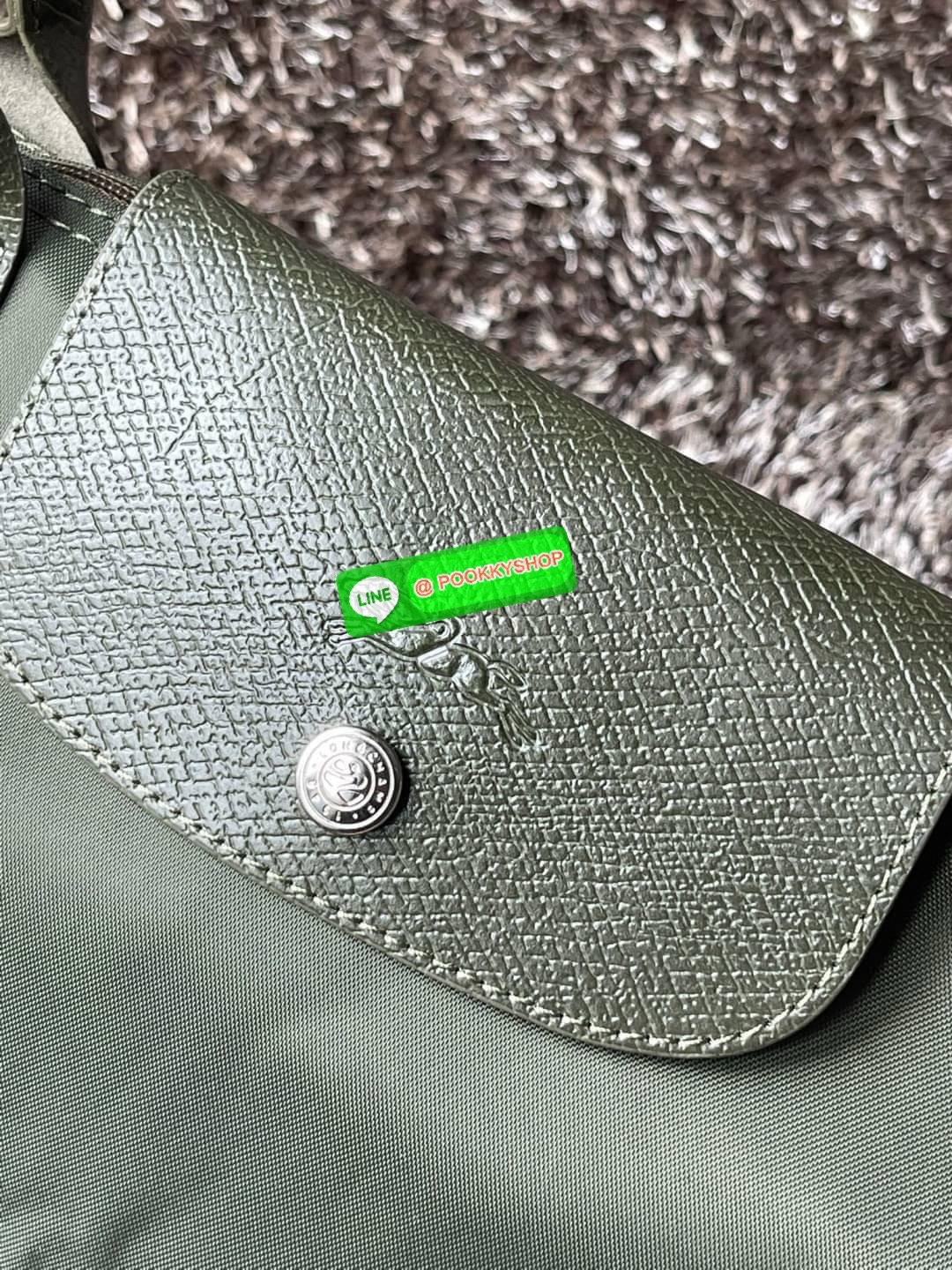 LONGCHAMP LE PLIAGE GREEN Shoulder bag L กระเป๋าโท้ทใบนี้ดึงดูดใจคุณด้วยรูปทรงมินิมอลและปริมาตรที่เพียงพอซึ่งสามารถเก็บเอกสารหรือแล็ปท็อปทั้งหมดของคุณได้อย่างง่ายดาย ด้ามยาวช่วยให้คุณสวมใส่ได้อย่างสบายบนไหล่ ขณะที่การปิดด้วยซิปช่วยให้มั่นใจได้ว่าสิ่งของทั