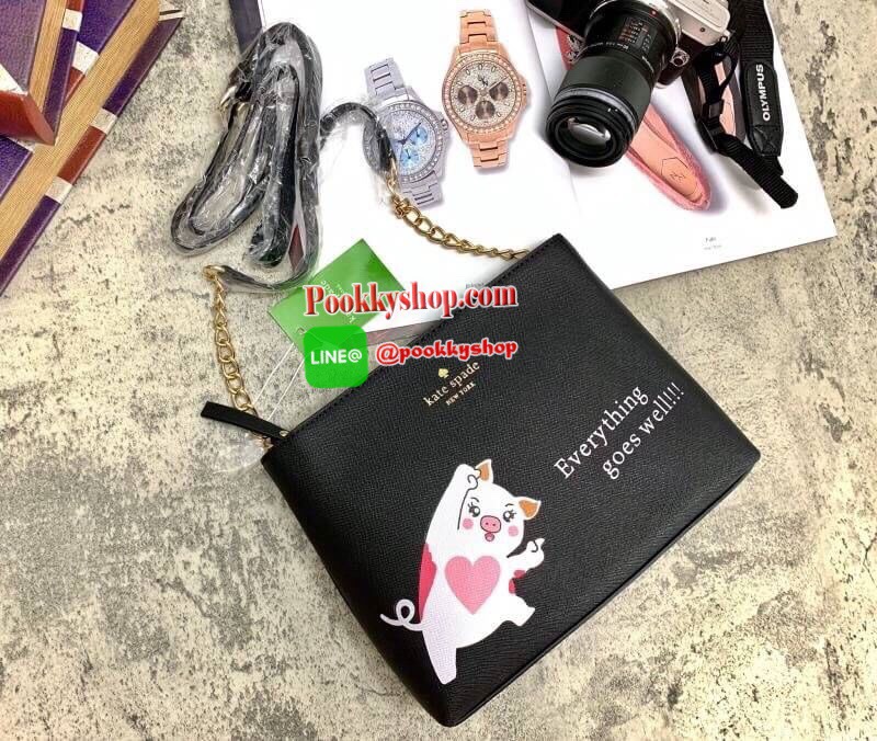 New arrival !! Kate spade new york saffiano crossbody bag รุ่นหายากค่ะ!! กระเป๋าสะพายข้าง วัสดุหนังซาฟเฟียโน่ หนังนิ่มมือ ไม่สากแข็ง น้ำหนักเบา ด้านหน้ามีโลโก้แบรนด์ ออกแบบลายรูปหมู ดูซุกซนน่ารัก พร้อมเขียนข้อความภาษาอังกฤษมาด้วยค่ะ เปิดปิดกระเป๋าแบบซิป ภ