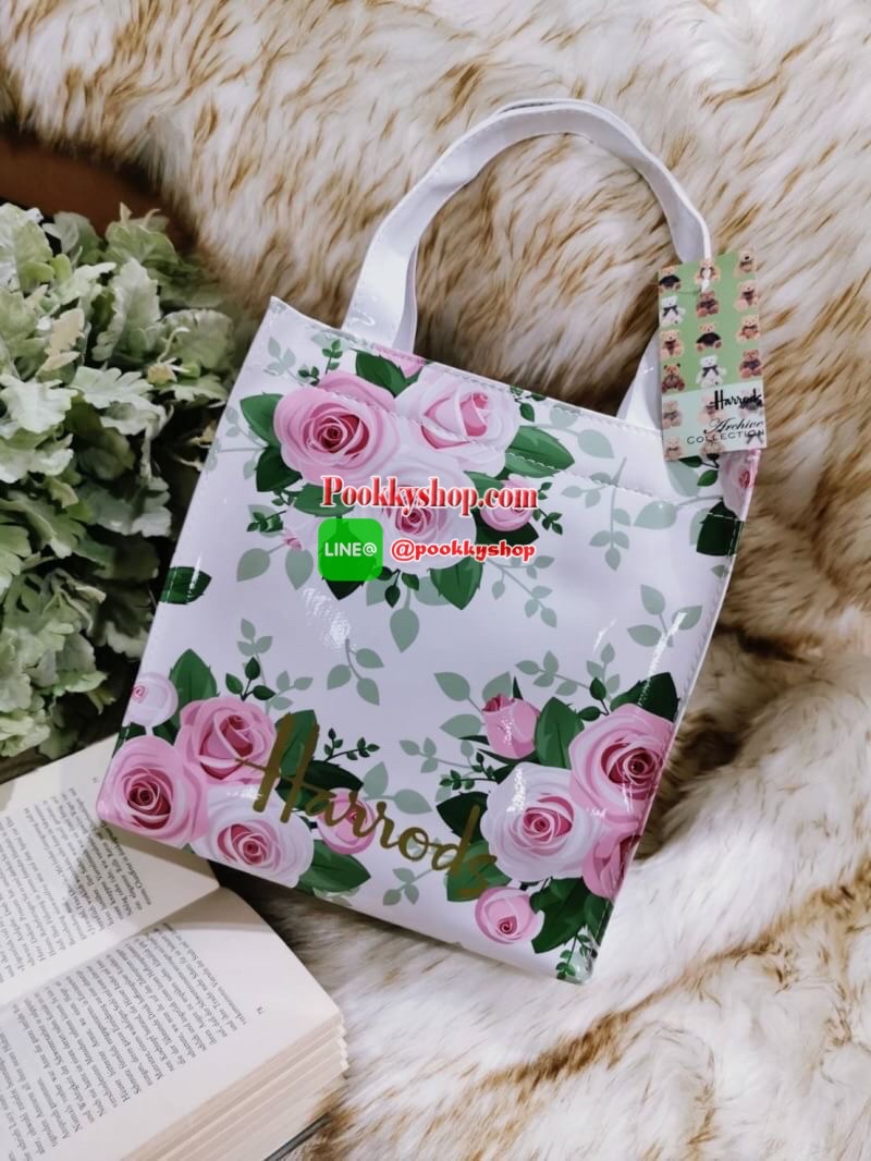 ลายนี้เข้าแล้วนะคะ! พร้อมส่งไอเท็มยอดนิยม! Harrods London Top-handle Shopping Bag กระเป๋า Shopping แบรนด์ดังจากอังกฤษรุ่นยอดนิยมวัสดุ PVC+Polyester 100% ของแท้เนื้อหนาอยู่ทรงกันน้ำ ขนาดกำลังดี น้ำหนักเบา เปิดปิดด้วยซิปสะดวกใช้หัวซิปปั้มโลโก้แบรนด์อะไหล่เง