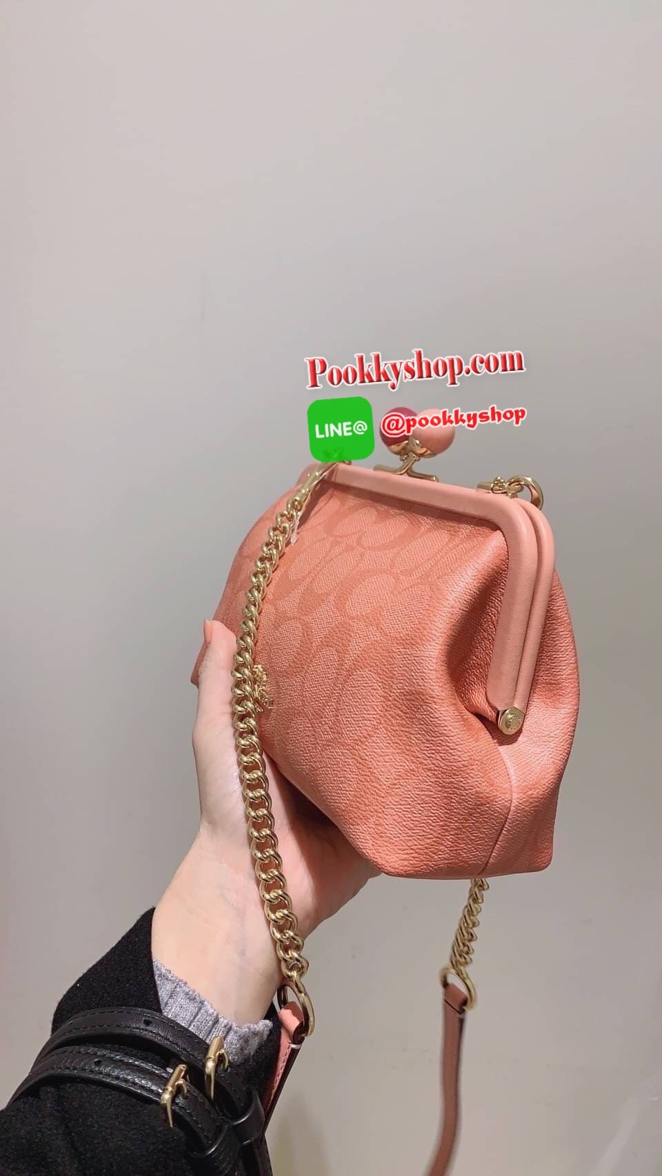 กระเป๋าสะพายข้าง COACH C1452 NORA KISSLOCK CROSSBODY IN SIGNATURE CANVAS(IMRZH) วัสดุ Signature coated canvas and smooth leather ด้านในกระเป๋ามีช่องใส่ของเอนกประสงค์ สายคล้องกระเป๋าแบบถอดได้ 22 3/4 "สำหรับสะพายไหล่หรือสะพายข้าง