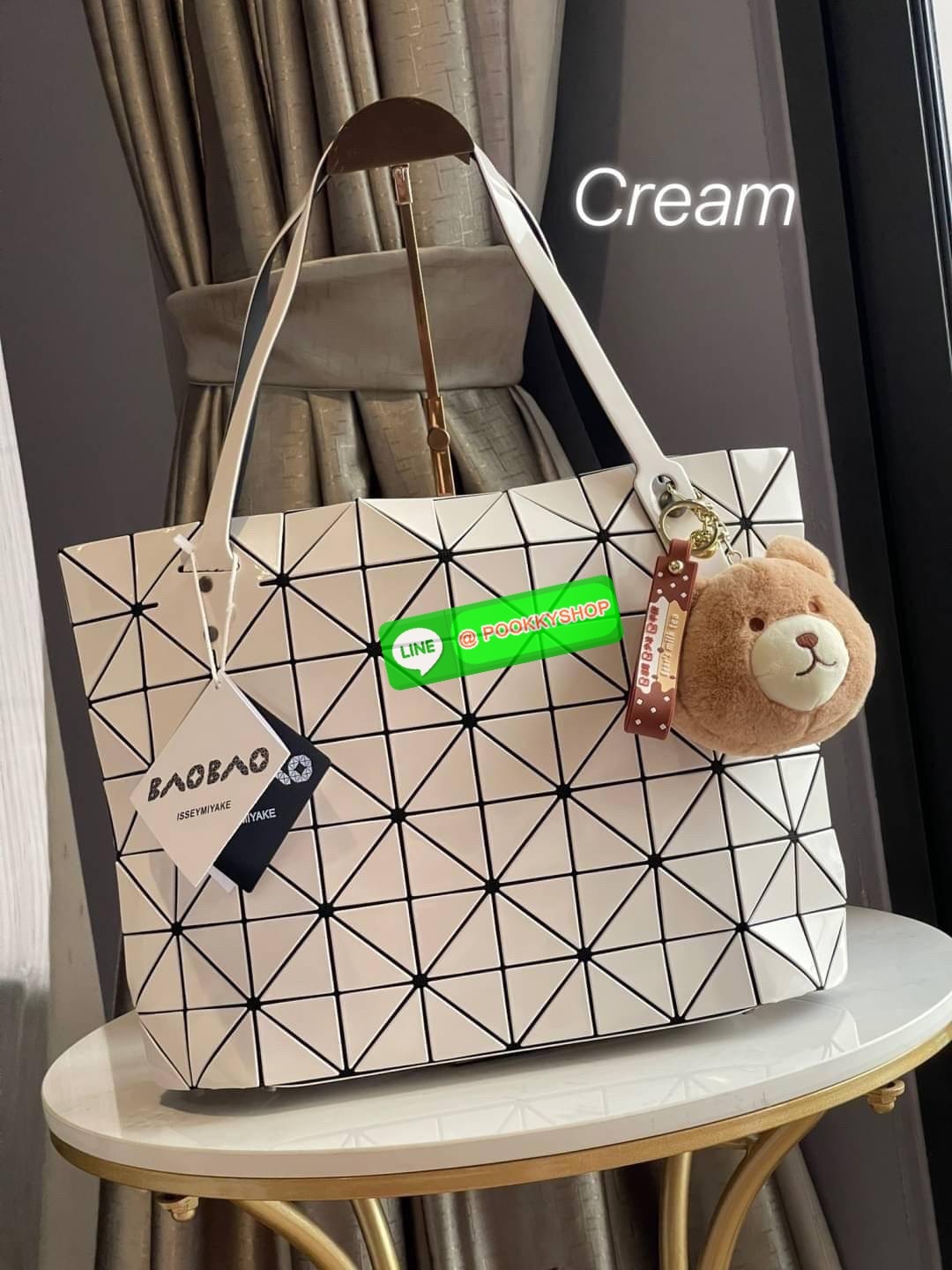 💕 Bao Bao Issey Miyake ROCK MATTE ซีรีส์นี้จะเป็นทรงสี่เหลี่ยมผืนผ้า มีซิปปิดด้านบน ถือเป็นรุ่นที่เหมาะกับการใช้งานในชีวิตประจำวัน สามารถพับมุมและบริเวณด้านล่างของกระเป๋าเพื่อเพิ่มความสะดวกสบายในการใช้งาน ทั้งยังช่วยให้วางกระเป๋าในแนวตั้งได้อีกด้ว