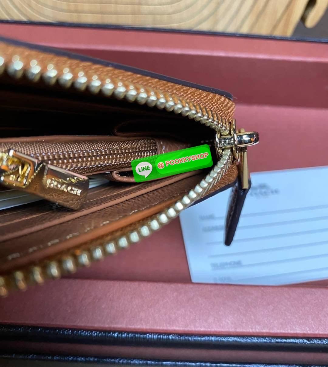พร้อมส่ง 📌อุปกรณ์มาพร้อมกล่อง/แคร์การ์ด/ถุงกระดาษ/พวงกุญแจ COACH ACCORDION ZIP WALLET IN SIGNATURE CANVAS กระเป๋าสตางค์ใบยาว ซิปรอบ ใช้งานง่าย ด้วยฟังค์ชั้น ด้านใน ใส่บัตรได้จุใจ มีช่องซิปใส่เหรียญตรงกลาง โดนใจหลายๆคนไปเรียบร้อยและคลาสสิค เรียบหรู