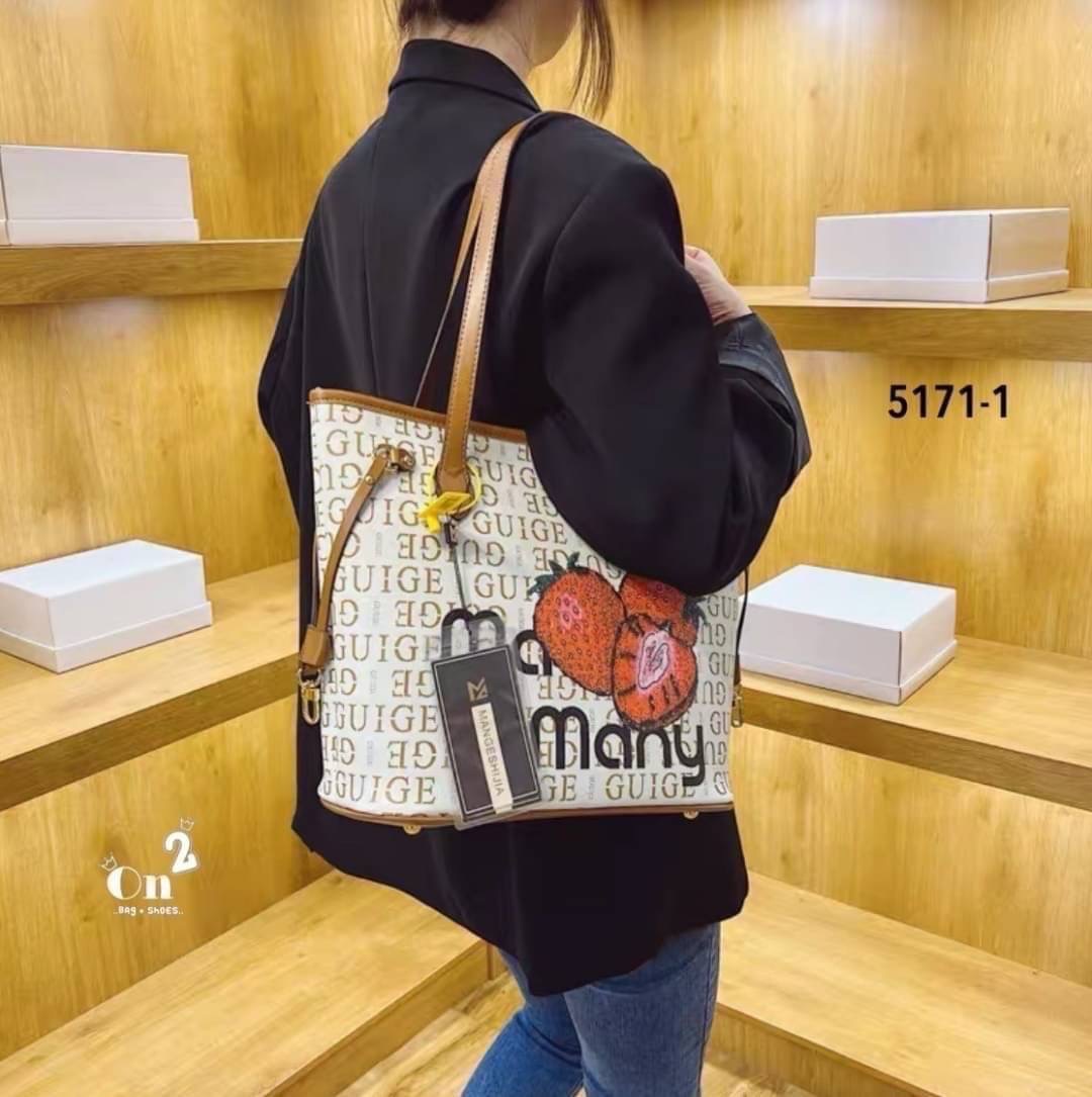 NEW-IN 🤎 Tote bag ทรงนี้จุได้เยอะมากๆค่า ใส่ I Pedได้นะคะ มาใหม่ ลายโมโนแกรมสวยหรู ดูแพงค่ะ👏🏻✨แนะนำสุดๆค้า จุได้เยอะ