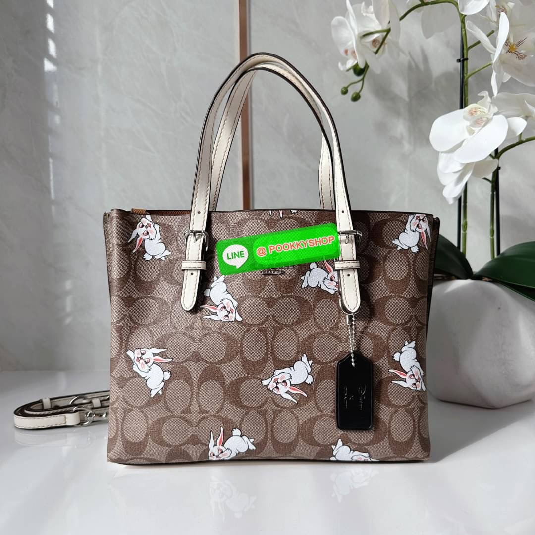 Coach Mollie Tote 25 In Signature Chambray Crossbody Sling Top Handle Bag Collection Rabbit Printed Style (CG302) กระเป๋าทรงTOTE เสริมลุคโดดเด่นต้อนรับปีกระต่าย ตกแต่งลายรูปกระต่ายน่ารัก วัสดุหนังแคนวาสเคลือบลาย ภายในโล่งกว้าง มีช่องซิปตรงกลางใส่ของได้ ขน