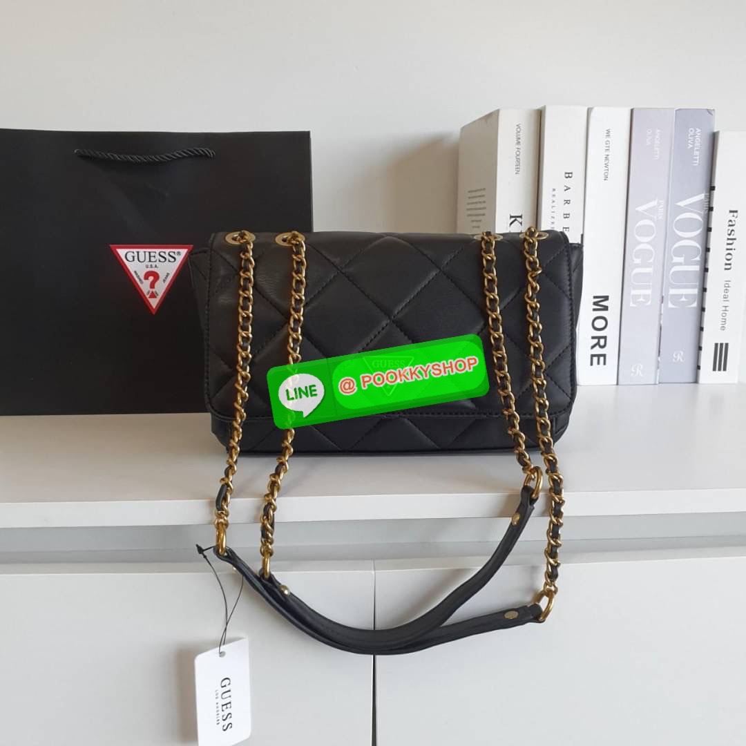 รุ่นใหม่ล่าสุด!! GUESS CESSILY CONVERTIBLE CROSSBODY BAG กระเป๋าสะพายข้าง รูปทรงสวย หนังนิ่มมือมากกก ตกแต่งด้วยโลโก้แบรนด์ด้านหน้า ด้านในเปิดปิดด้วยกระดุมแม่เหล็ก มีช่องซิปแยก+ช่องใส่บัตรฝั่งตรงข้ามอีกช่อง สามารถใส่กระเป๋าสตางค์ยาว โทรศัพท์ได้ทุกรุ่น มาพร