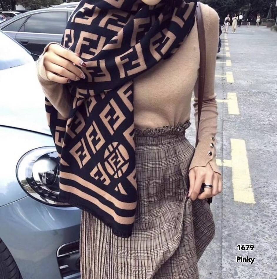 พร้อมส่ง ผ้าคลุมไหล่ fendi 1679 งานนำเข้า ผ้านุ่มมาก ใช้พันคอ คลุมไหล่ ผ้าห่มได้ มีความเก๋ตามฉบับแบรนด์ดัง หนาวนี้สาวๆสาวก fendi ต้องจัดเซตให้เข้ากันจ้า