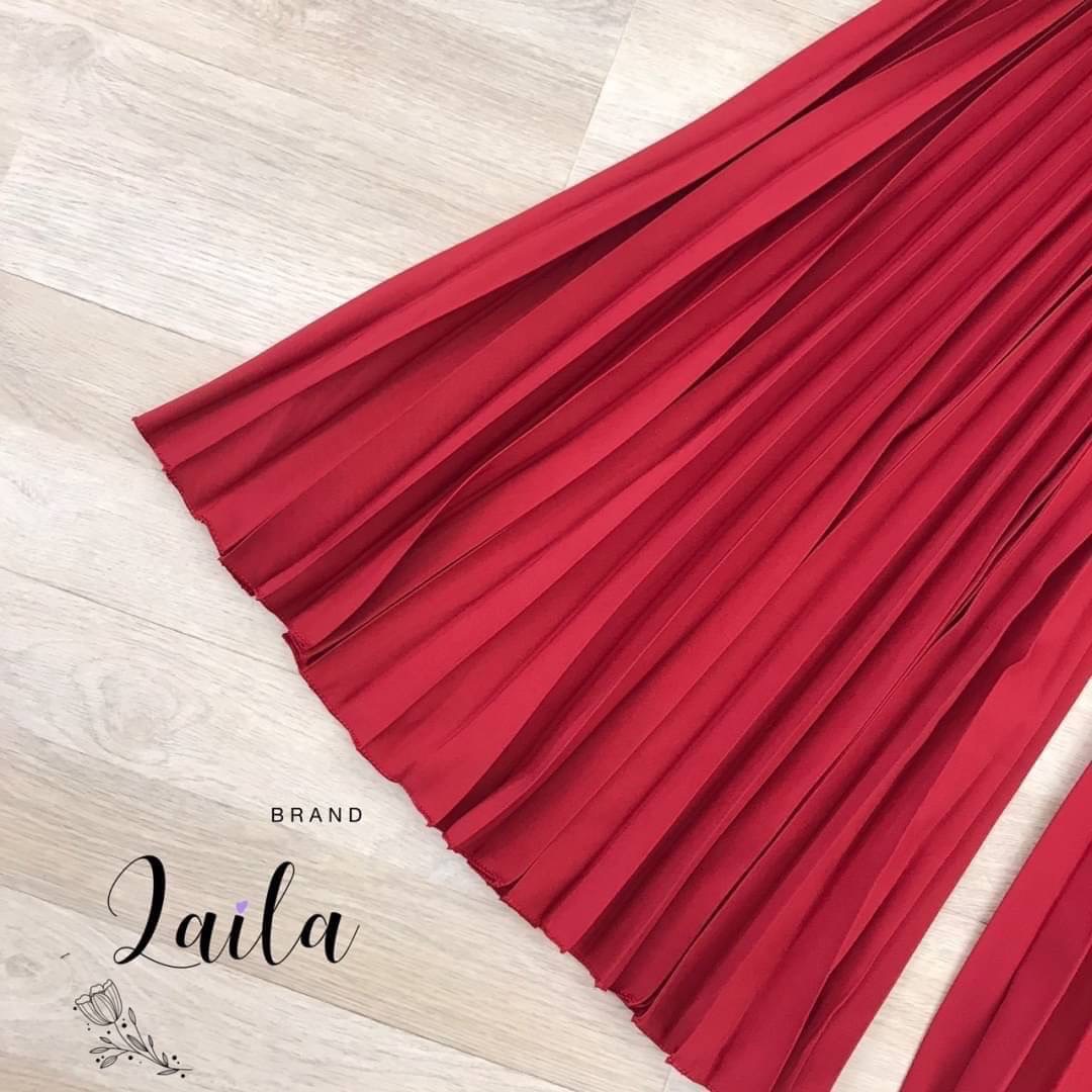 ชุดเซทแฟชั่น เซ็ทเสื้อครอปทรงคอเหลี่ยมสีดำ งานเสริมทรงที่อก กางเกงอัดพลีทอย่างดีโทนสีแดง