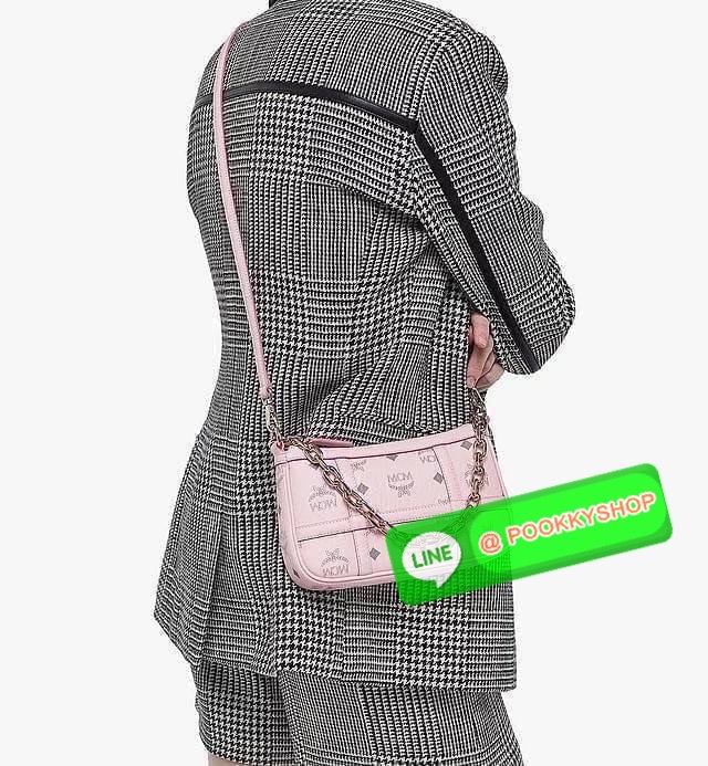 MCM MINI DELMY SHOULDER BAG จัดหนักจัดเต็ม!! ที่สุดของรุ่นที่ฮอตหนักมาก คอลเลคชั่นที่ยอดขายดีตั้งแต่วันแรกที่ลง shop ด้วยรูปทรงที่กะทัดรัด ตอบโจทย์ได้ทุกลุค ทุกไลฟ์สไตล์ ใช้งานได้ง่ายคล่องตัว กระเป๋าสะพายทรงพอช ที่มาพร้อมสายโซ่คล้องด้านหน้า และสายหนังครอส