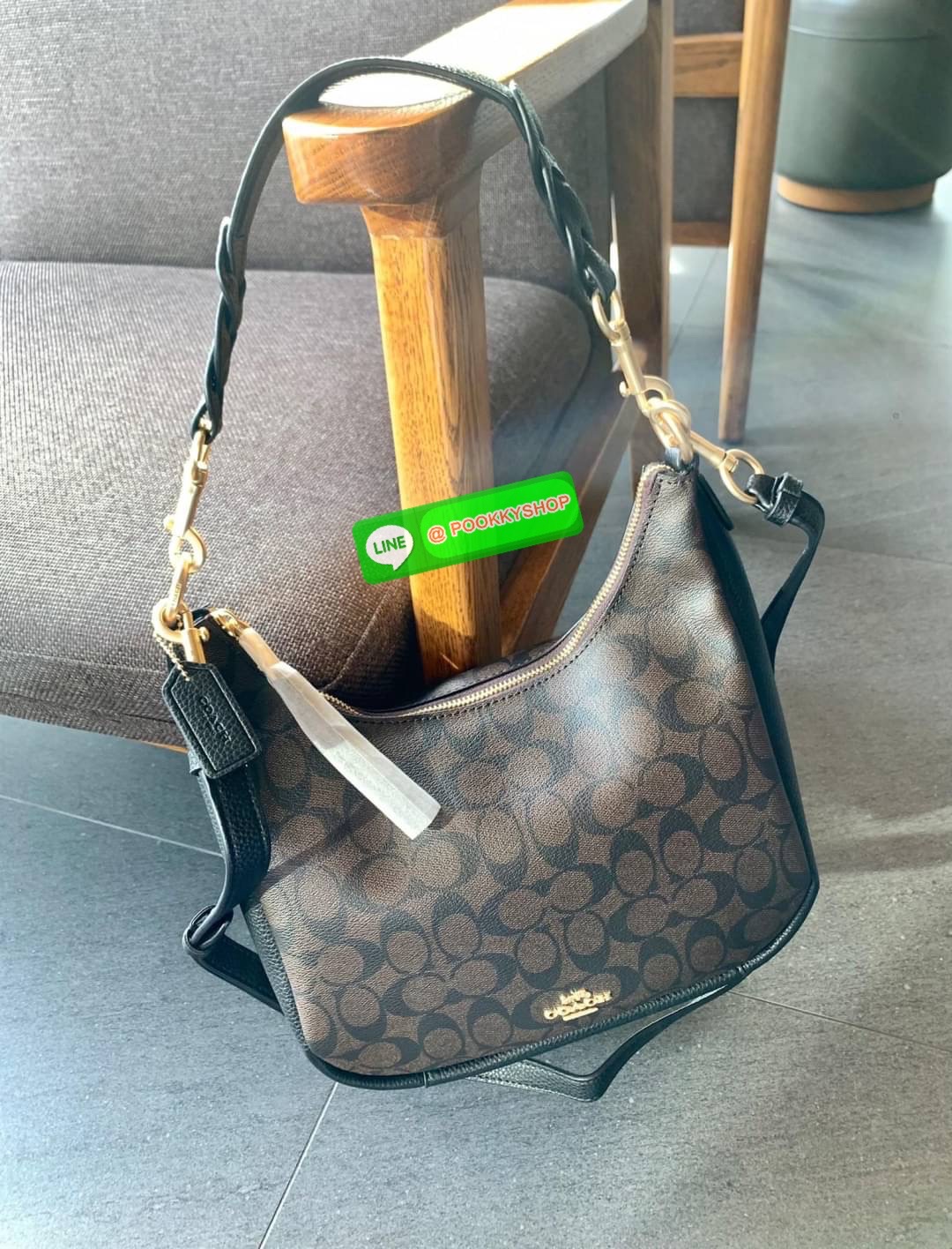 COACH JULES HOBO BAG ((C9189//9190)) 🌍พร้อมส่งที่ไทย! ต้องบอกก่อนว่าหนังรุ่นนี้อย่างดี นิ่มมากๆ สัมผัสแล้วรู้สึกละมุน กับกระเป๋าใบใหญ่ ทรงสวย เปิดปิดกระเป๋าแบบซิปมีหนังห้อยเพิ่มความเก๋ตรงหัวซิปค่ะ ภายในกระเป๋ากว้างมาก ใส่สัมภาระได้ครบครัน หายห่วงเ