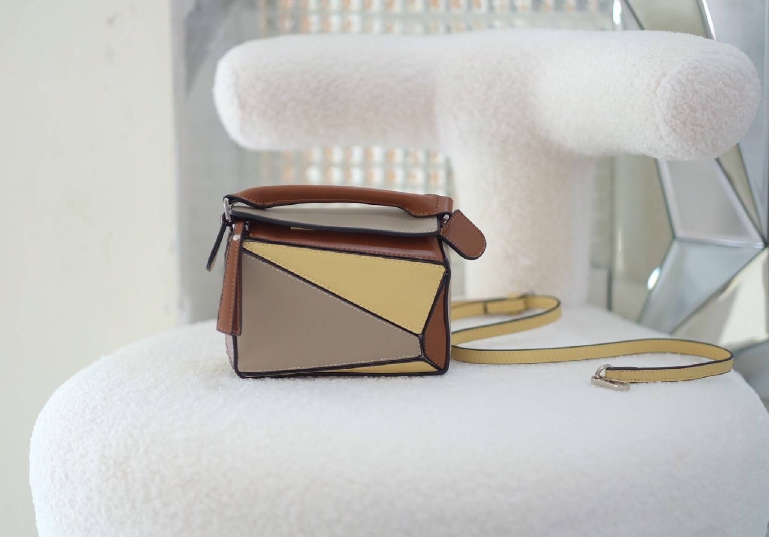 น่ารัก..ไม่ไหวแล้ว LW mini puzzle เห็นแล้วใจหวั่นไหว น่ารักอะไรขนาดนี้ ย่อส่วนได้สมบูรณ์แบบสุดๆ ลงตัวทุกอย่าง ใส่โทรศัพท์ iplus ได้สบายๆ ยังเหลือเนื้อที่ใส่ของได้อีกเยอะ รีบเลยน้า สวยๆทุกสี