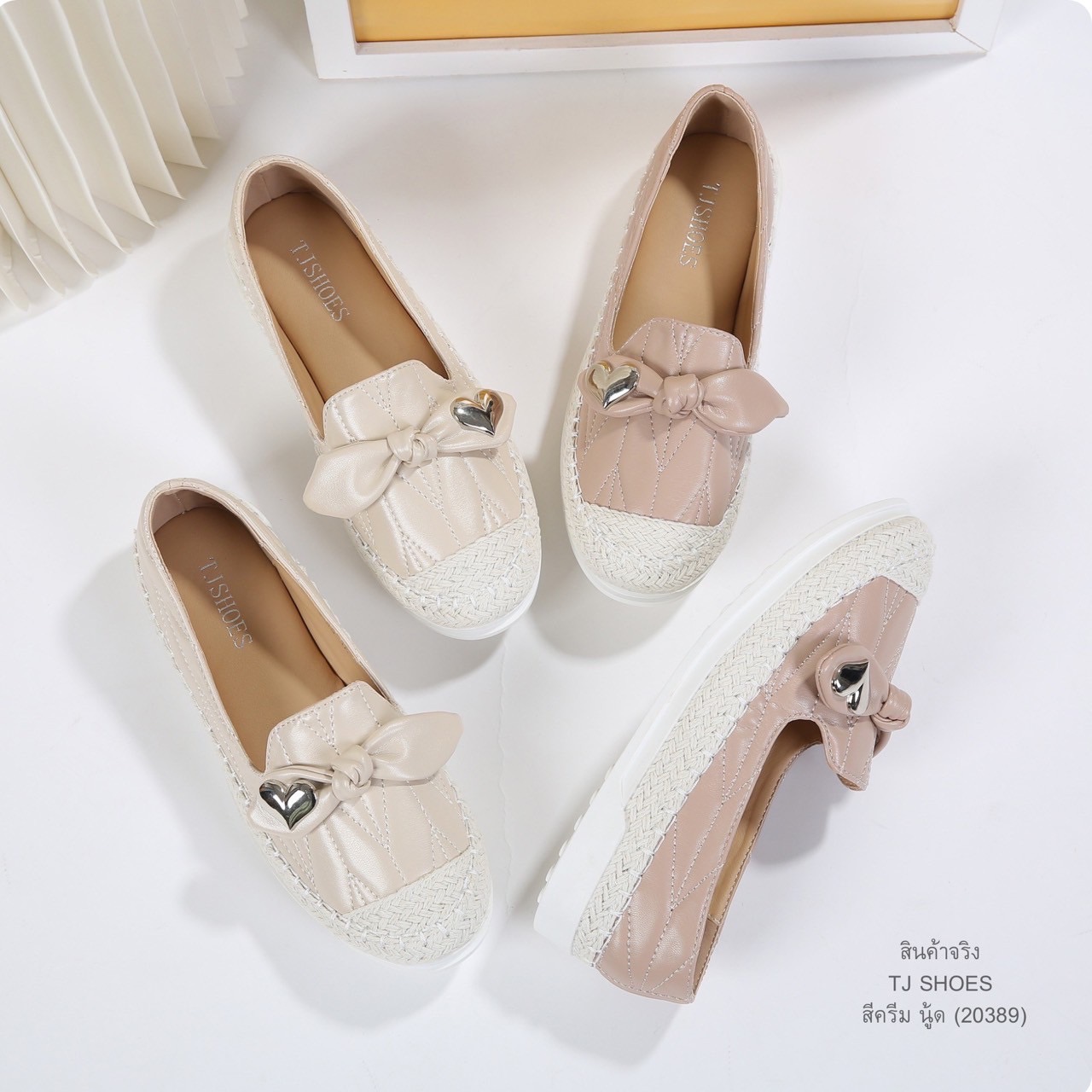 พร้อมส่งแบบใหม่มาแรง รุ่นนี้เป็นงานสั่งทำพิเศษ คุณภาพดีมากๆ - หนังรุ่นนี้นิ่ม นิ่มมากนิ่มสุดๆ - พื้นบุนวมนิ่มใส่นุ่มสบายมาก น้ำหนักเบา - ใส่นุ่มเดินทั้งวันได้สบายมากๆ - สวยใส่ง่าย แมทได้กับทุกชุด ใส่ได้ตลอดไม่ตกเทรนด์ - ส้นเกรดพรีเมี่ยมกันลื่นอย่างดี