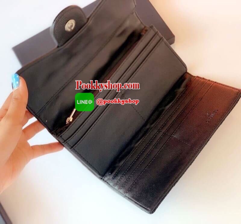 มาพร้อม ถุงผ้า กล่อง และ ถุงกระดาษ Chanel หนังคาเวียร์ สวยอยู่ทรงด้านหน้าประดับโลโก้แบรนด์สวยน่าใช้ เป็นกระเป๋าทรงยาวสามพับ ดูดีมีระดับใช้ได้ทุกโอกาส มีช่องใส่เยอะใธนบัตร2ช่องใส่บัตร12ช่อง และช่องซิปในอีก 1 ช่อง ปิดด้วยกระดุมแม่เหล็ก