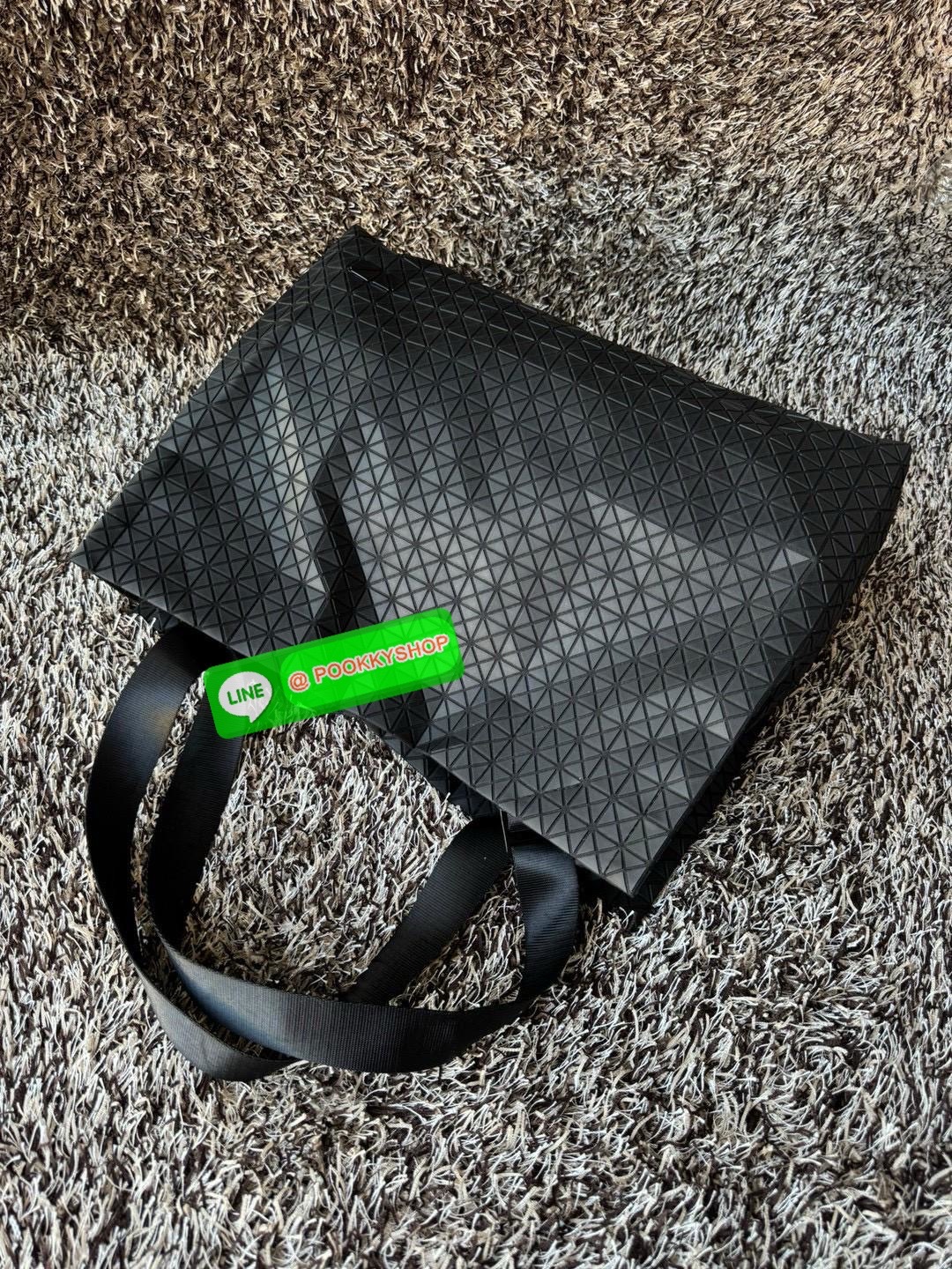 Baobao Issey Miyake Cart geometric L tote bag รูปทรงที่สร้างขึ้นโดยบังเอิญ' เสื้อผ้าที่มีโครงสร้างและได้รับการออกแบบทางวิศวกรรมอันเป็นเอกลักษณ์ของแบรนด์ ส่งต่อไปยังเครื่องประดับที่น่าประทับใจและไร้กาลเวลาเหล่านี้ กระเป๋าโท้ต Cart ประดิษฐ์ขึ้นจากการตั