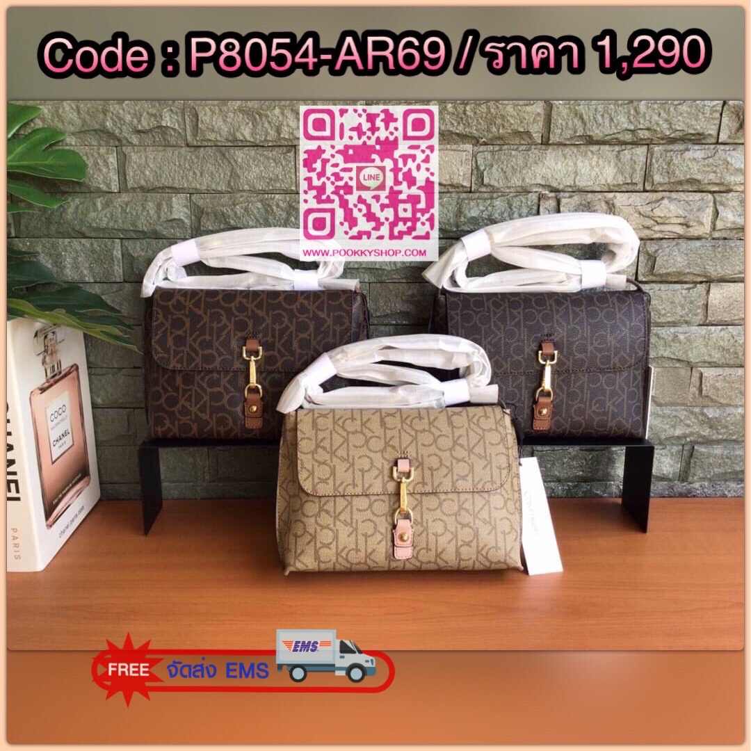 NEW ARRIVAL!! CALVIN KLEIN MONOGRAM LOGO CROSSBODY BAG กระเป๋าสะพายข้างรุ่นซิกเนเจอร์ ผลิตจากหนัง faux กันน้ำที่มีพื้นผิวอย่างละเอียดโดดเด่นด้วยดีไซน์โมโนแกรมอันเป็นสัญลักษณ์แบรนด์ ทรงน่ารัก อะไหล่ทอง เปิดปิดกระเป๋าด้วยอะไหล่กี่ยวล็อค ปั้มโลโก้แบรนด์ ภายใ