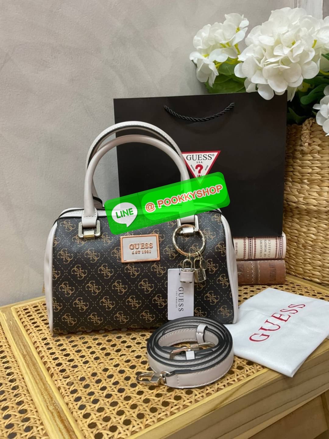 Guess Handbag with Small Shoulder Strap Tyren SG796605 New collection!! Guess ทรงหมอน ขนาดเล็ก ลายซิกเนเจอร์แบรนด์ ทรงหมอนยอดฮิต มีให้เลือก 5 สี สีสวยคลาสสิก เข้ากับง่ายกับทุกชุด ปิด/เปิด ด้วยซิป ภายในโล่งกว้าง แยกเป็นสัดส่วนใช้งาน ซับในตราแบรนด์