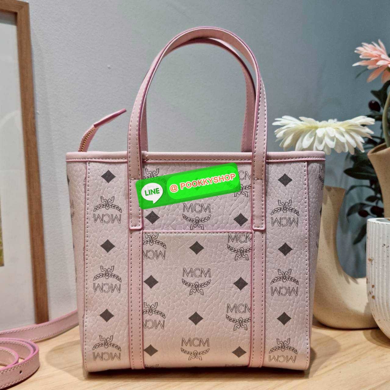 🔆 Model MCM × HELLO KITTY MINI TONI SHOPPER IN VISETOS 🔆 Details ฉลองครบรอบ 50 ปี Hello Kitty ที่มาคอลแลบกับ Mcm ได้อย่างลงตัว น่ารักน่าใช้มากๆ กับกระเป๋าถือ/สะพายข้าง ทรง shopper ไซส์มินิ สวยคลาสสิค ดีไซน์ปั๊มลายคิตตี้ละมุนๆ ขนาดพกพาสะดวก