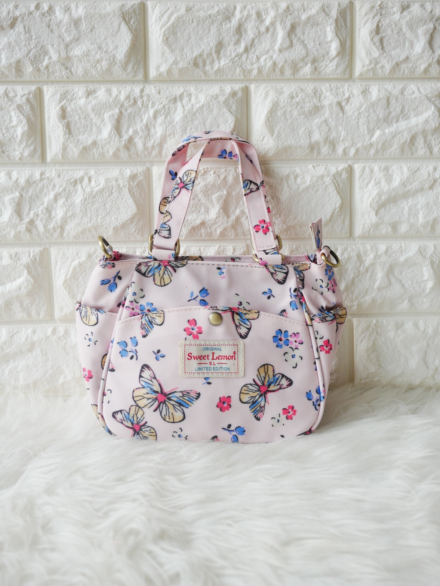 กลับมาทวงบังลังก์ความน่ารัก (cute) น้องเป๋าใบนี้ชื่อว่า (crown)SW 2660-1(crown) ขอมอบมงความคิ้วท์ให้ไปเลย ขนาดกำลังกะทัดรัด 16 x 18 x 9 ซม. (incoming call) ใส่มือถือได้ (wallet) ใส่กระเป๋าตังค์ได้ ใช้ออกงาน (romantic date) ใช้ออกเดท น้องน่ารักน่ารักจริงๆ