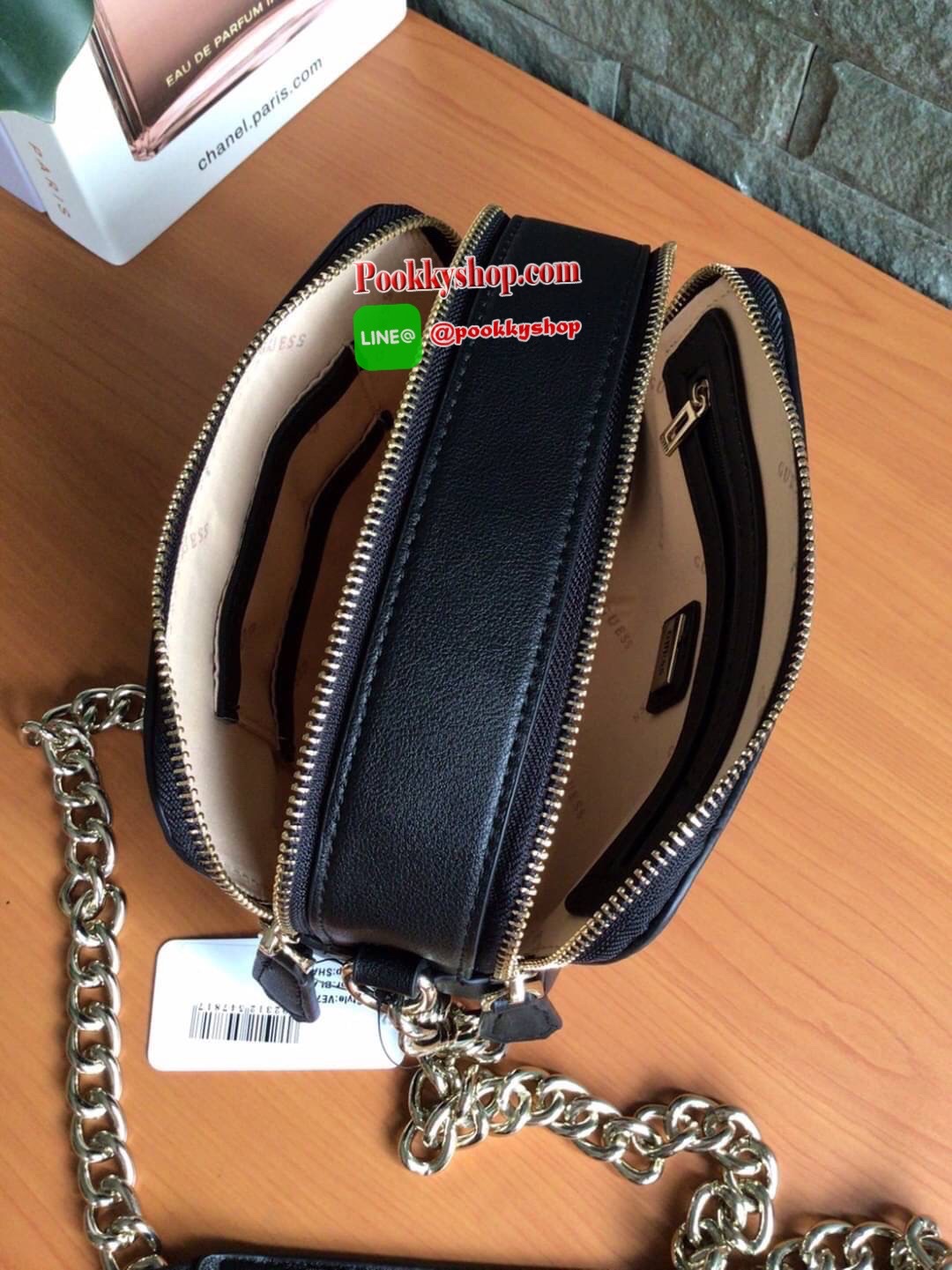 GUESS NOELLE CROSSBODY CAMERA BAG กระเป๋าสะพาย Crossbody รุ่นยอดนิยมหนังเรียบ และ หนังลาย Signature แบรนด์รอบใบ สวยอยู่ทรง ขนาดกำลังดี ด้านหน้ามีโลโก้แบรนด์ เปิดปิดด้วยซิปสะดวกใช้ แบ่งเป็น 2 ช่องซิป ภายในมีโลโก้ซับในลายแบรนด์ ภายในแยกเป็นสัดส่วนใช้งาน ใส่