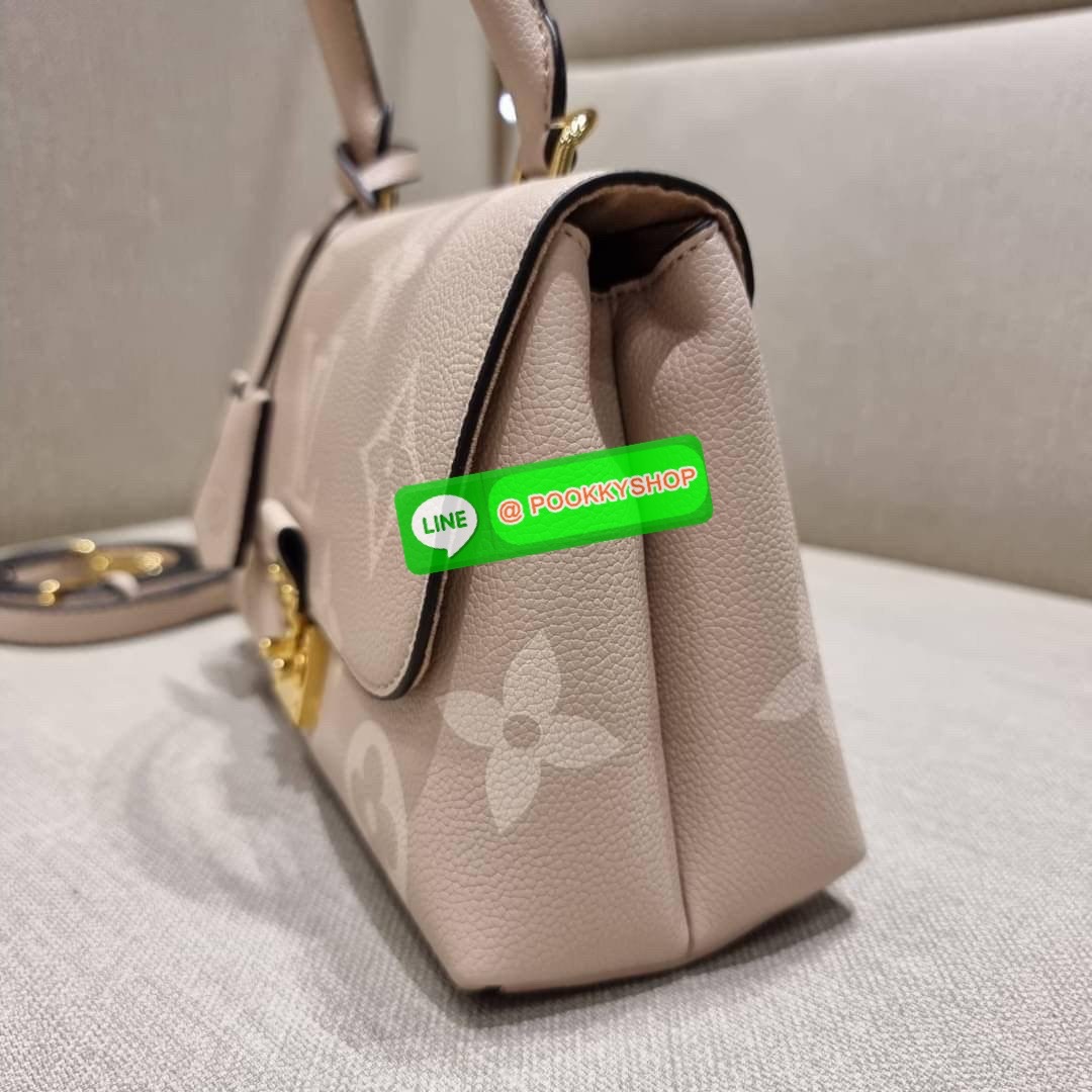 LV MADELEINE BAG ใหม่ล่าสุด อีกหนึ่งรุ่นคลาสสิคหายาก จากเคาน์เตอร์ dutyfree ที่สาวๆรอคอย กระเป๋าถือ/สะพายข้าง ดีไซน์เรียบง่าย แต่เต็มไปด้วยดีเทลความหรู วัสดุหนังวัวปั๊มลายเอกลักษณ์ เปิด‐ปิดด้วยอะไหล่กดล็อคสีทองหรู และมีพวงหนังห้อยพิเศษแถมมาให้ด้วย ภายในแบ