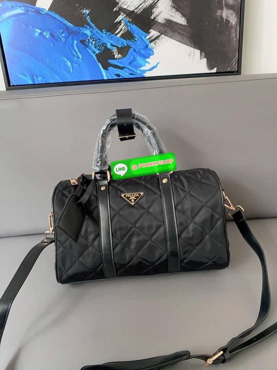 ต้อนรับปีกระต่าย ด้วยกระเป๋าทรงหมอน ยอดฮิต จากงานพรีเมี่ยมกิ้ฟจากแบรนด์ PRADA อะไหล่ทองทั้งใบ มีแท้กหนังด้านหน้าสวยหรู ด้านในเปิดปิดด้วยซิปยาว มีช่องซิปแยกอีกช่อง ใส่กระเป๋าวตางค์ยาว ไอแพดมินิได้เหลือๆเลยค่ะ มาพร้อมสายยาวหนัง แถมมีที่รองบ่าไม่เจ็บไหล่ สุด