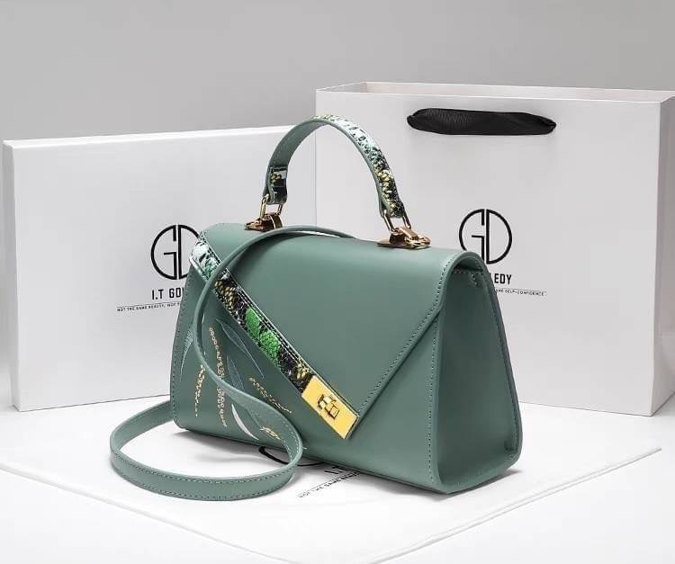 PISAMAI BAG 👜 กระเป๋าแฟชั่นทรง hermes รุ่น kelly ตัวกระเป๋าหนังสีพื้น ตัดลายกับหนังด้ามจับและตัวล็อก มีสายสะพายยาวให้ในตัว ใบใหญ่ใส่ iphone promax ได้สบายๆเลยค้า