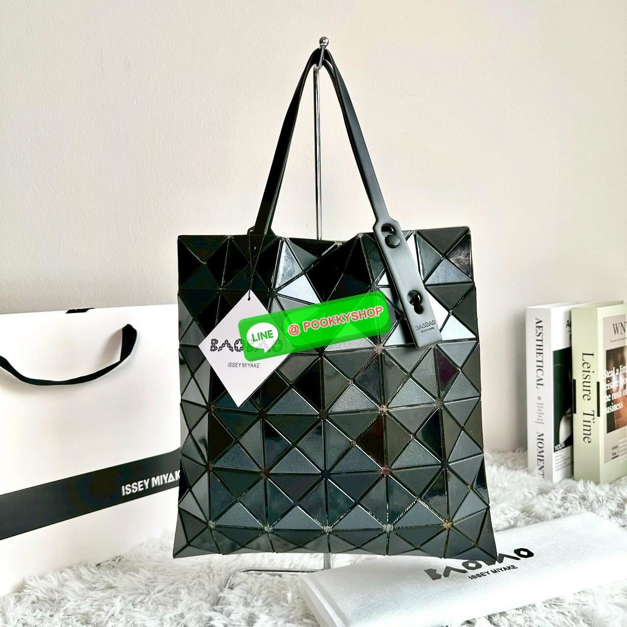 BAOBAO ISSEY MIYAKE QUATRO กระเป๋าไอคอนิกที่ไม่เคยตกเทรนด์! เรียบหรู แต่มีดีไซน์สะดุดตา โครงสร้างสามเหลี่ยมเอกลักษณ์เฉพาะของแบรนด์ ด้านในบุผ้า มีช่องซิปสำหรับเก็บของ น้ำหนักเบา สะพายสบาย ใส่ของได้เยอะมาก