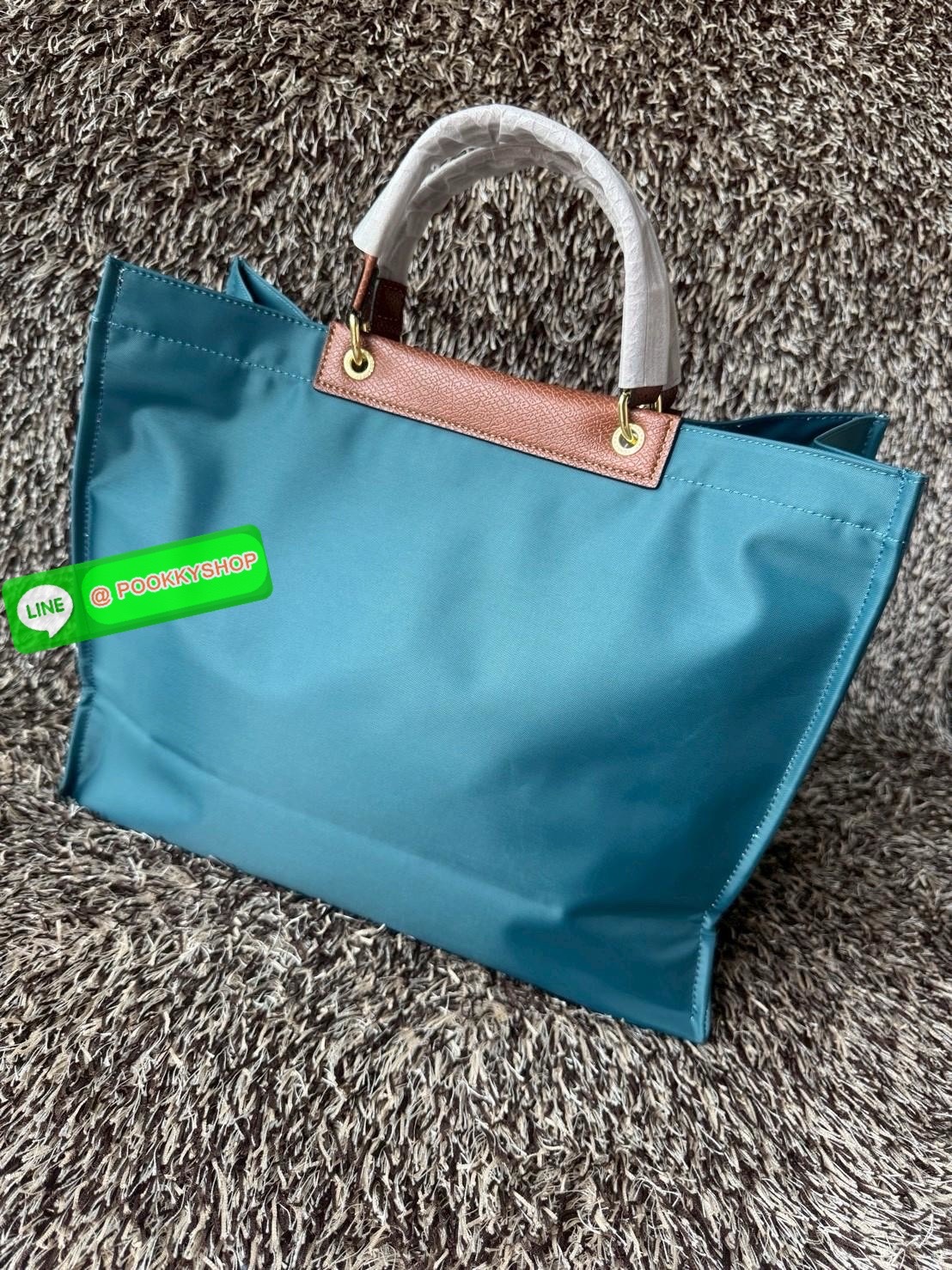 LONGCHAMP Cabas Tote bag L กระเป๋าโท้ทขนาดใหญ่ใช้ในชีวิตประจำได้หลายรูปแบบ ช่วยเพิ่มบุคลิกด้วยความสง่างาม มีกระดุมสแน็ปที่ปากกระเป๋า วัสดุไนลอนอันเป็นเอกลักษณ์ที่มีความยืดหยุ่นและน้ําหนักเบา