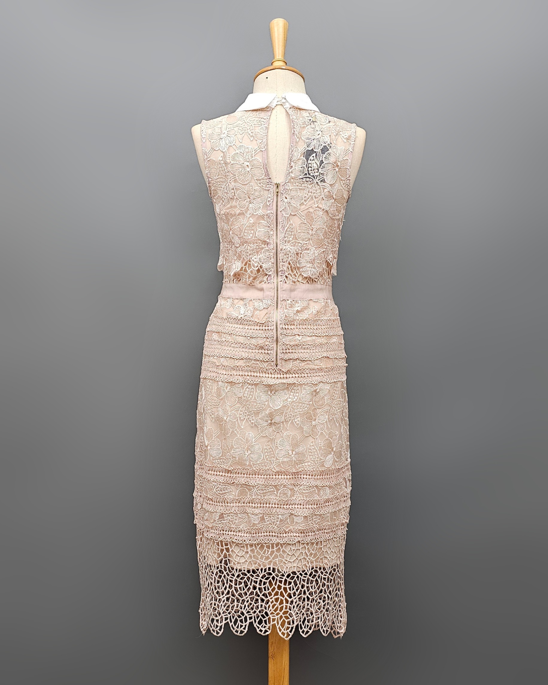 เดรสเสื้อแขนกุดแต่งคอปก กระโปรงทรงสอบ ทำจากผ้าลูกไม้โครเชต์