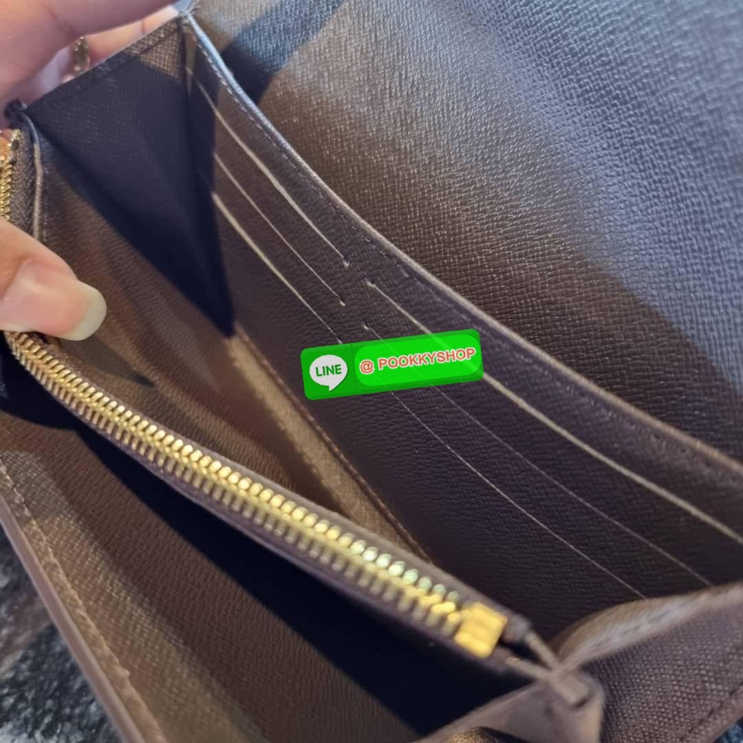 Hot item!! LV long flap wallet with gwp กระเป๋าสตางค์พรีเมี่ยมกิ๊ฟ เป็นไอเท็มสุดฮิต แบบฝาพับ ใช้งานสะดวกขึ้นกว่าเดิม รุ่น unisex ที่จะหนุ่มๆสาวๆ ก็ใช้ได้หมด!! ใบยาวขนาดกำลังเหมาะมือ ถือแล้วขับผิวทุกสี วัสดุหนังแคนวาส ทนทาน เปิด-ปิดด้วยกระดุม ภายในมีช่องใส