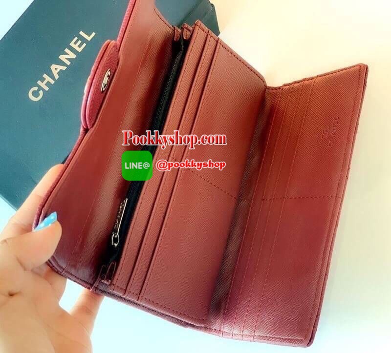 มาพร้อม ถุงผ้า กล่อง และ ถุงกระดาษ Chanel หนังคาเวียร์ สวยอยู่ทรงด้านหน้าประดับโลโก้แบรนด์สวยน่าใช้ เป็นกระเป๋าทรงยาวสามพับ ดูดีมีระดับใช้ได้ทุกโอกาส มีช่องใส่เยอะใธนบัตร2ช่องใส่บัตร12ช่อง และช่องซิปในอีก 1 ช่อง ปิดด้วยกระดุมแม่เหล็ก