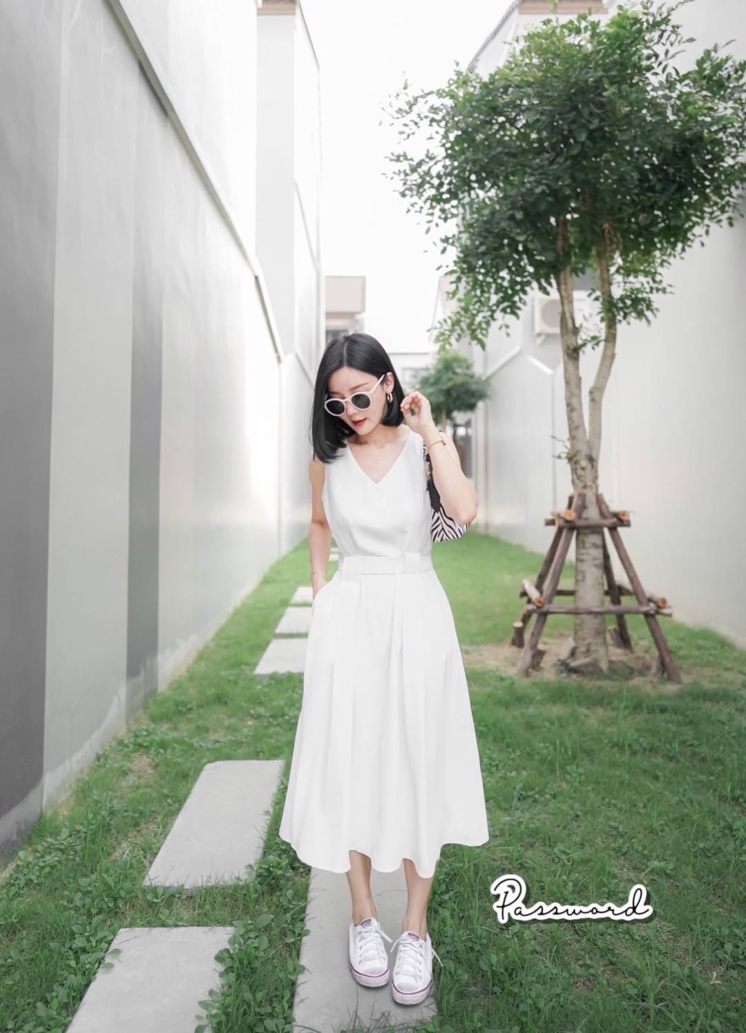 เดรสผ้าซาร่า ทรงสวยสะกดมาใหม่ค่า มีโบว์ผูกมาให้ด้วยน้า จะใส่ผูกซ้าย ขวา หน้า หลัง คือได้หมดค่ะ หรือใครสายชิล จะใส่ปล่อยๆ ก็ยังทรงสวยเน้อ เพราะ เราเย็บเอวให้เข้ารูป ใส่แล้วรับรองดูเป็นสาวเอวคอดแน่นอน แพทเทิร์นสวยปัง ใส่ไปทำงาน ไปดินเนอร์ ไปคาเฟ่ ได้ทุกลุคค