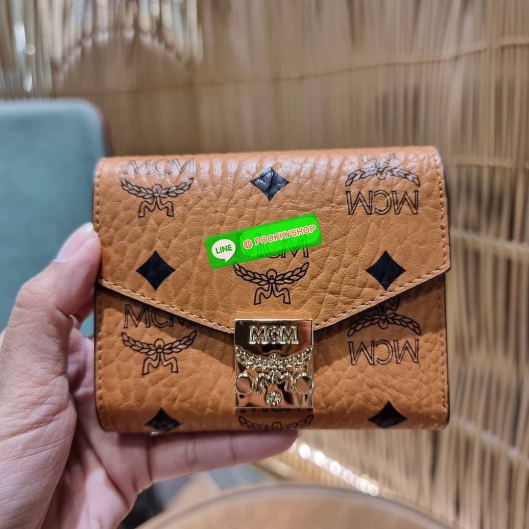 MCM PATRICIA THREE-FOLD WALLET IN VISETOS ดีไซน์ใหม่ กระเป๋าสตางค์ใบเล็ก รุ่นฝาพับ unisex ใช้ได้ทั้งหนุ่มๆและสาวๆน้า ใช้งานง่าย ด้วยกระดุมโลโก้ พกพาง่าย วัสดุหนังแคนวาสคุณภาพดี ภายในเป็นหนังแท้ นิ่ม สวย ใส่บัตรได้เยอะ ใส่ธนบัตรได้ทุกชนิด👍👍