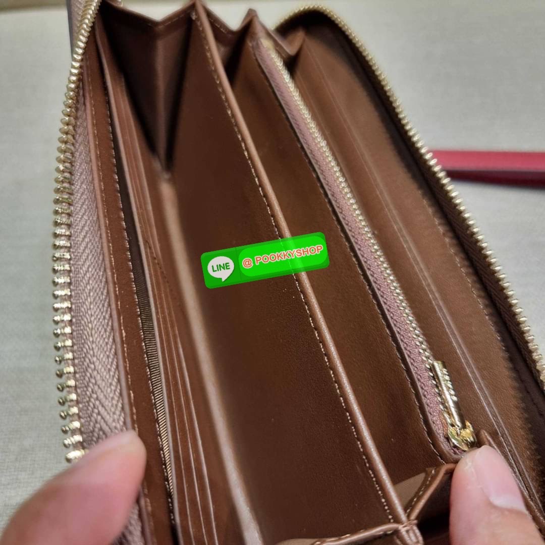 COACH C8736 LONG ZIP AROUND WALLET IN SIGNATURE CANVAS WITH WILDFLOWER PRINT น้องน่ารัก คอลใหม่ล่าสุด กระเป๋าสตางค์ใบยาวกึ่งคล้องมือ รุ่นขายดี มาในดีไซน์สุดคิ้วท์ น่าใช้!! วัสดุหนังแคนวาสเคลือบลาย มาพร้อมสายคล้องมือ ถอดออกได้ ภายในใส่บัตรได้เยอะ มีช่องซิป