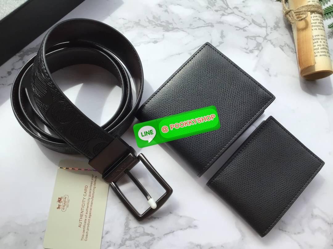 COACH Short Wallet with Belt Set Signature เซทสุดคุ้มค่ะได้ทั้งเข็มขัดและกระเป๋าสตางค์แบบพับ 2 ตอนมีช่องใส่รูปใส่บัตรใส่ธนบัตรแยกเป็นสัดส่วนเหมือนกระเป๋าสตางค์ใบยาวคุณภาพดีตามแบบฉบับของแบรนด์ มาในกล่องแบรนด์สามารถมอบเป็นของขวัญได้ ไอเท็ม Must Have ใครไม่ท