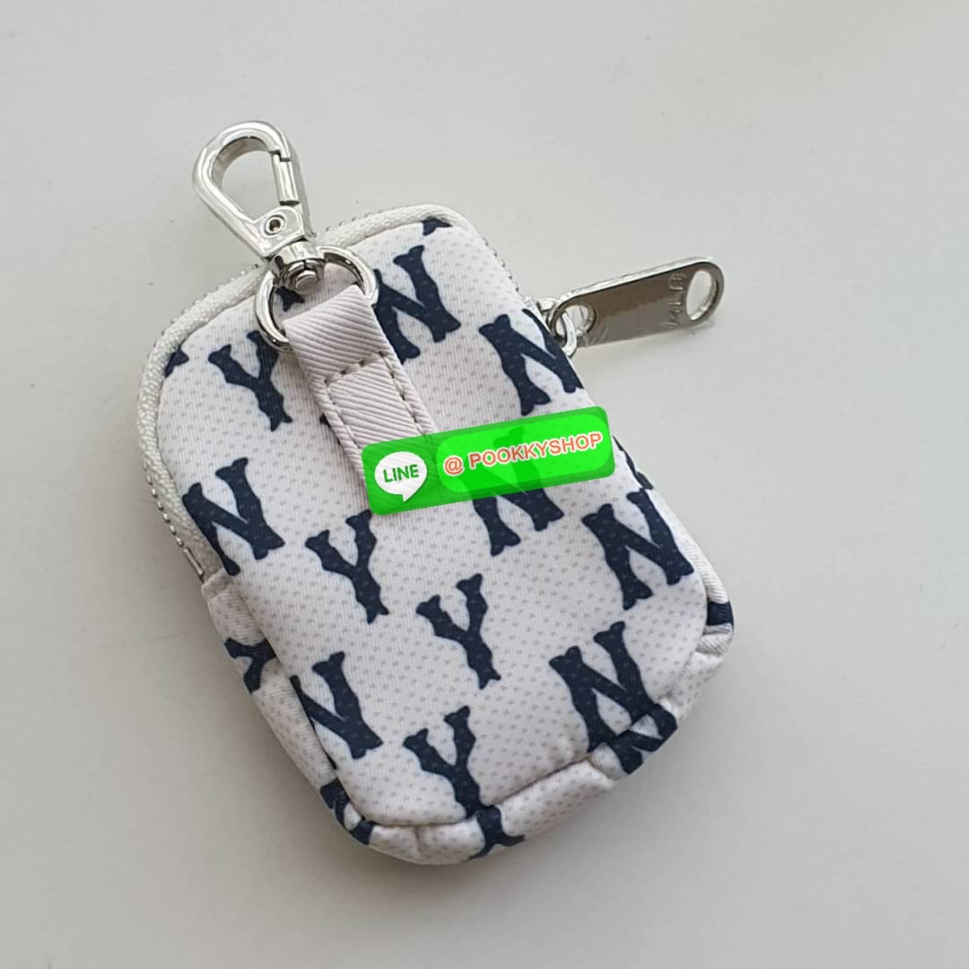 New collection!!! MLB MONOGRAM HIP SACK NEW YORK YANKEES กระเป๋าทรงคาดอก คาดเอว สะพายไหล่ จากแบรนด์ดัง MLB เป็นรุ่นยอดฮิต อีกคอลเลคชั่นที่ขายดี วัสดุ ผ้า NYLON กันน้ำ ด้านหน้าปักโลโก้แบรนด์ อะไหล่แบรนด์ ด้านใน มีช่องซิปแยก 1 ช่อง และ ช่องหลักใหญ่ 1 ช่อง ม