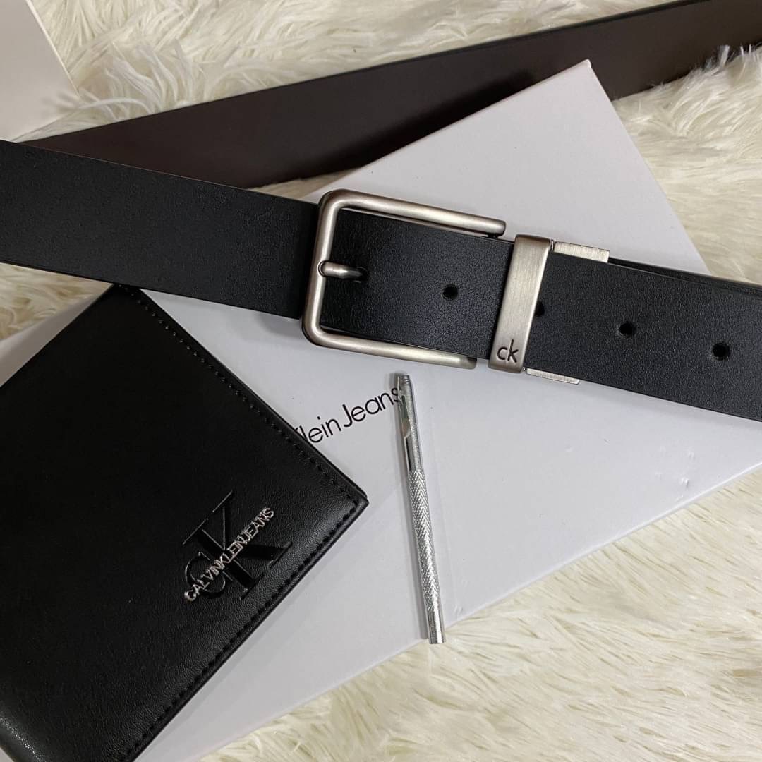 Calvin Klein Leather Belt & Wallet Set Setกระเป๋าสตางค์+เข็มขัด กระเป๋าสตางค์ด้านหน้าตกแต่งด้วยโลหะโลโก้แบรนด์ มีช่องใส่บัตร ช่องใส่ธนบัตร 2 ช่อง เข็มขัดหนังแท้ปั๊มแบรนด์ สามารถสลับใช้ได้ทั้ง 2 ด้าน เข็มขัดปรับระดับได้ 5 ระดับ มาพร้อมที่เจาะรูจ้า