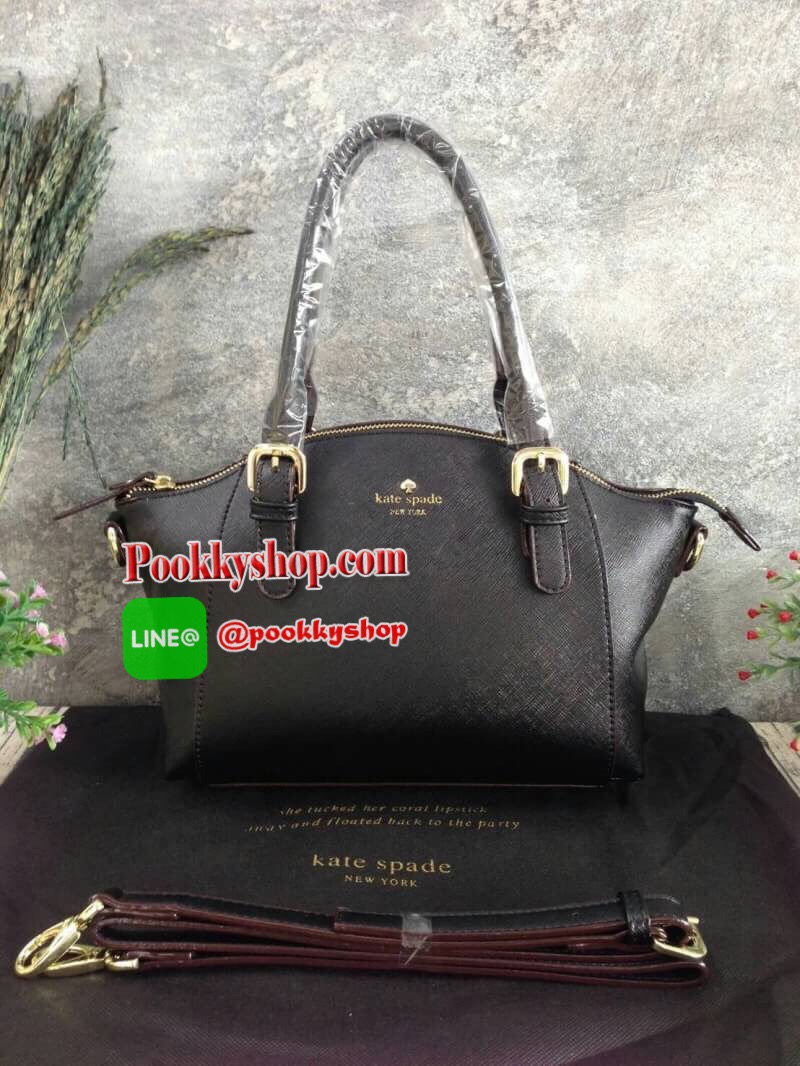 KATE SPADE NEW YORK กระเป๋าถือหรือสะพาย หนัง safiano ทรงพัดหูยาว เปิดปิดด้วยซิปสะดวกใช้ หูหิ้ว สามารถปรับความยาวได้ 3 ระดับ สามารถสะพายไหล่ได้เลยค่ะ ภายในบุผ้าลายแบรนด์ มีช่องด้านใน ใส่ของจุกจิก และช่องใส่ซิป มาพร้อมสายสะพายยาวปรับด้ 5 ระดับ สามารถสะพายไห