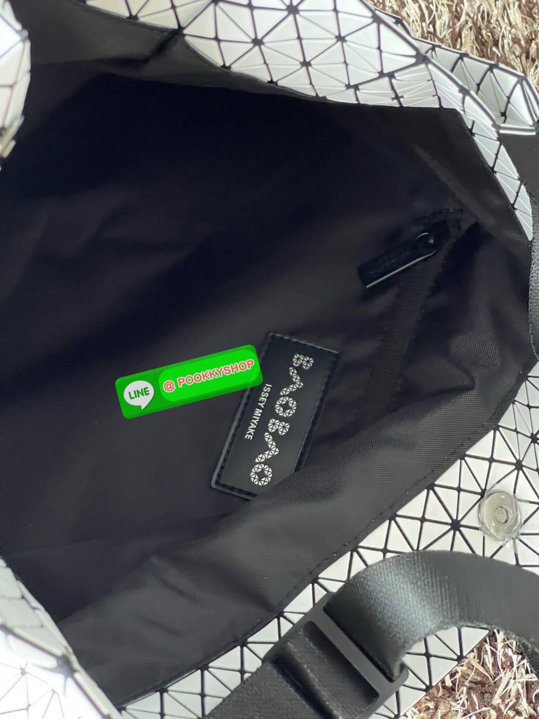 Baobao Issey Miyake Cart geometric L tote bag รูปทรงที่สร้างขึ้นโดยบังเอิญ' เสื้อผ้าที่มีโครงสร้างและได้รับการออกแบบทางวิศวกรรมอันเป็นเอกลักษณ์ของแบรนด์ ส่งต่อไปยังเครื่องประดับที่น่าประทับใจและไร้กาลเวลาเหล่านี้ กระเป๋าโท้ต Cart ประดิษฐ์ขึ้นจากการตั