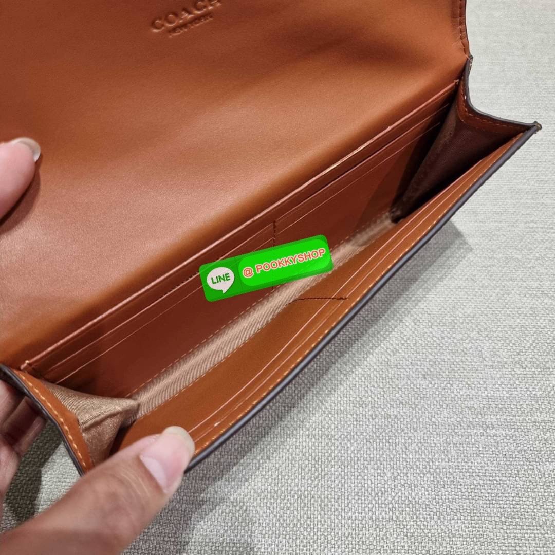 COACH 31547 SOFT WALLET IN COLORBLOCK SIGNATURE CANVAS คัมแบคแล้วน้า กับไอเท็มหายาก กระเป๋าสตางค์ใบยาวแบบพับ ขนาดกำลังสวย ดีไซน์คลาสสิคเอกลักษณ์ วัสดุหนังแคนวาสเคลือบลาย เปิด-ปิดด้วยกระดุม ภายในใส่บัตรได้เยอะ ใส่ธนบัตรได้สบายๆ ใบจริงสวยปังทุกสี ใครมองหากร