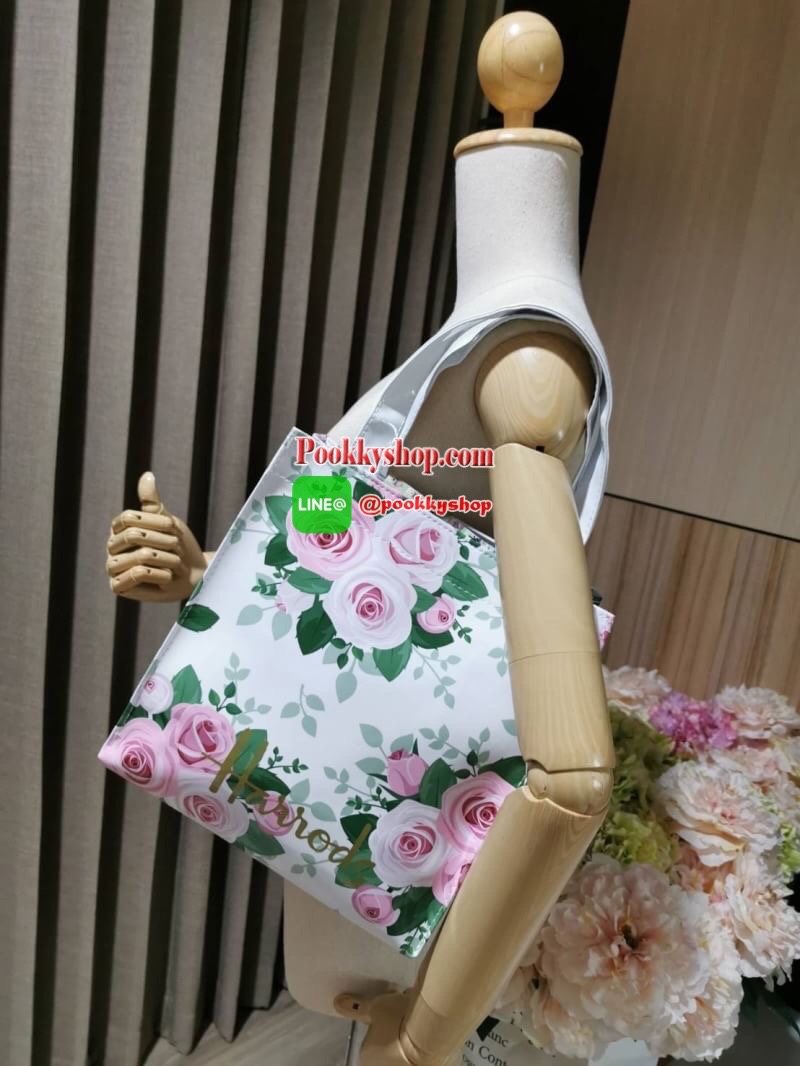 ลายนี้เข้าแล้วนะคะ! พร้อมส่งไอเท็มยอดนิยม! Harrods London Top-handle Shopping Bag กระเป๋า Shopping แบรนด์ดังจากอังกฤษรุ่นยอดนิยมวัสดุ PVC+Polyester 100% ของแท้เนื้อหนาอยู่ทรงกันน้ำ ขนาดกำลังดี น้ำหนักเบา เปิดปิดด้วยซิปสะดวกใช้หัวซิปปั้มโลโก้แบรนด์อะไหล่เง