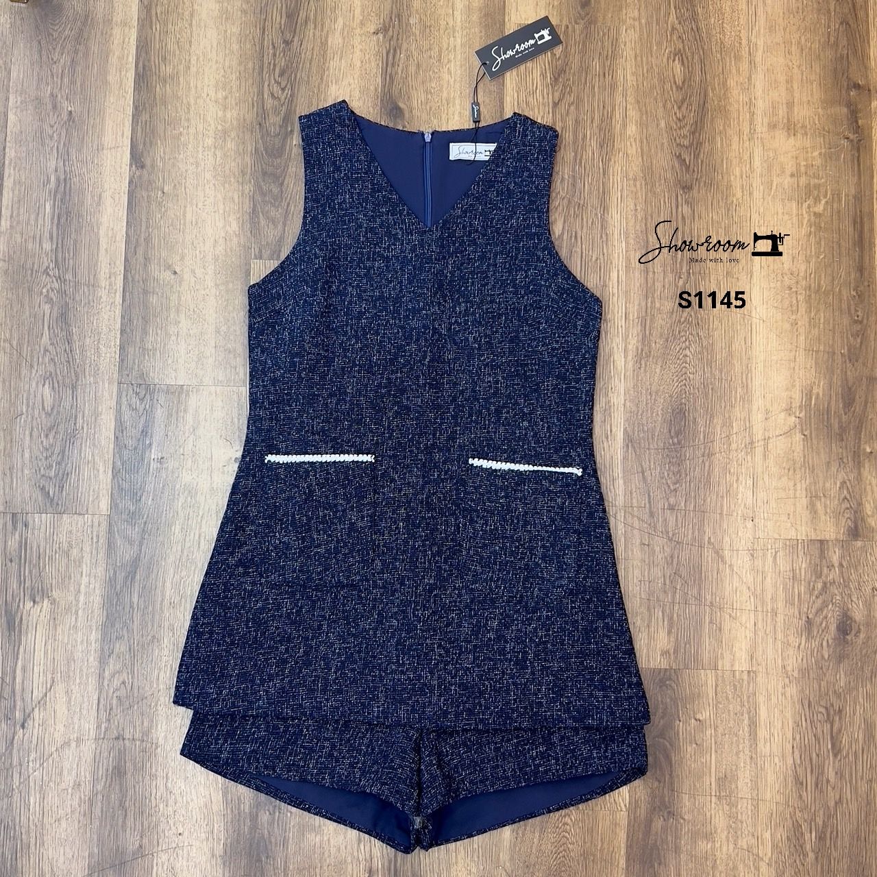 ชุดเซทแฟชั่น เซ็ตเสื้อคอวีซิปหลังตัวยาว เล่นดีไซน์แต่งดีเทลด้านหน้า มาพร้อมกางเกงขาสั้น