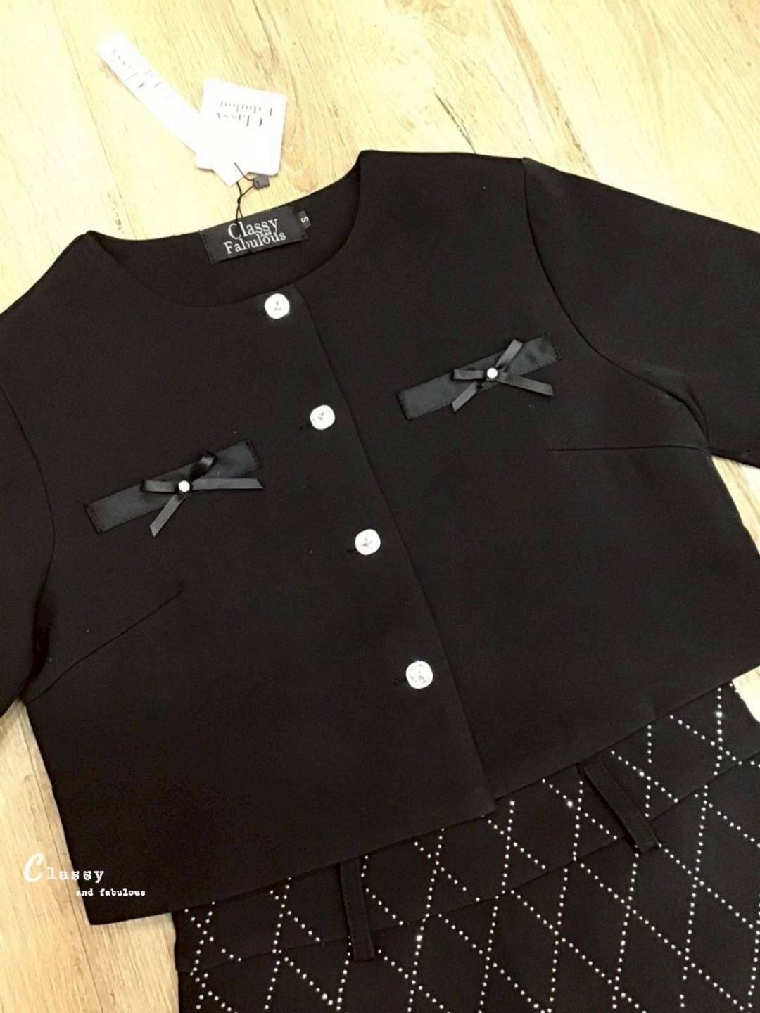 ชุดเซทแฟชั่น set เสื้อผ้าพื้นคอกลมแขนสั้นติดโบว์กระดุมเพชรด้านหน้า + กระโปรงยาวเพชร