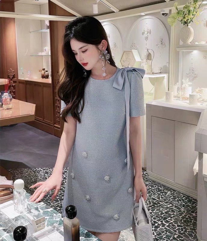 เดรสแฟชั่น เดรสดีไซน์เก๋ ชายกระโปรงด้านหน้า แต่งดอกไม้คริสตัลสวยหรูโดดเด่น