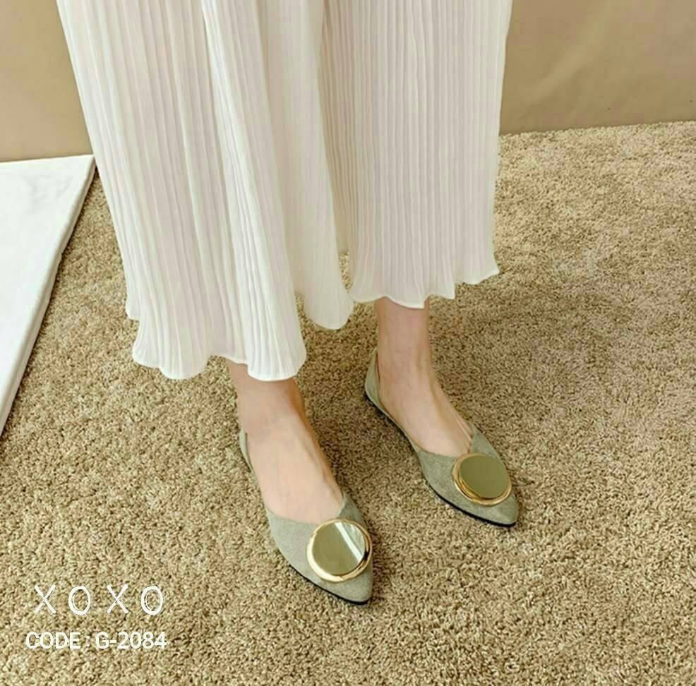 สินค้าพร้อมส่ง คัชชู นุ่มใส่สบายหน้าวี ใส่แล้วเก็บทรงขาเรียวยาว ใส่แมทส์ชุดง่าย สีหนังละมุน วัสดุหนังสักราจ แต่งอะไหล่ทรงกลมซ้อนด้านบน สวยเก๋