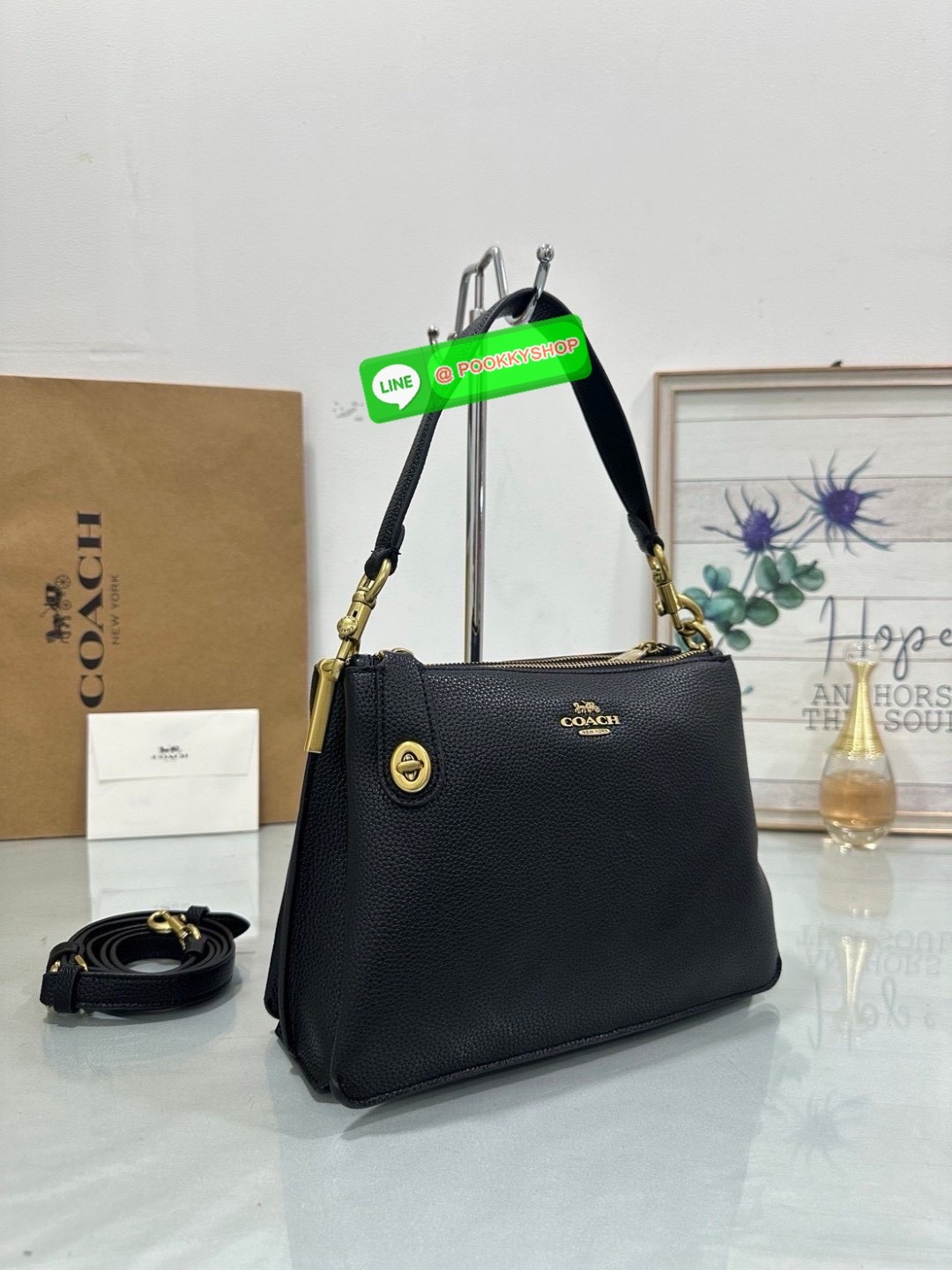 Coach C0698 เรียบแต่เฉียบทุกองศา ความคลาสสิกที่แฝงไว้ด้วยกลิ่นอายความเท่ ดีไซน์ทรงเหลี่ยมจับถนัดมือ ใส่ของจำเป็นได้ครบ เหมาะกับวันทำงาน หรือวันเดินเล่นสบาย ๆ ถือลุคคุณหนู หรือสะพายแบบสาวชิคก็ลงตัว