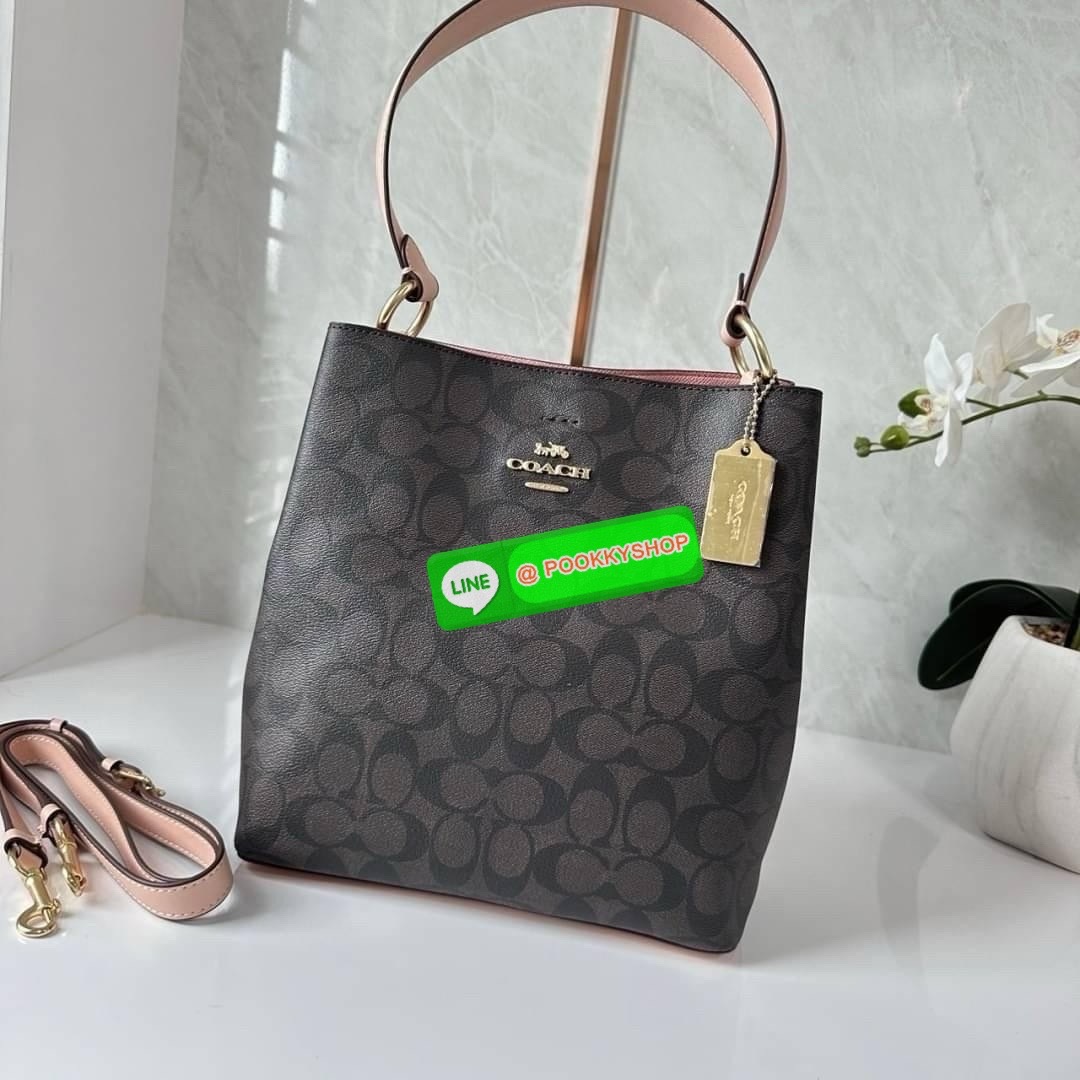 COACH TOWN BUCKET BAG IN SIGNATURE CANVAS (COACH 91512) 🔖 กระเป๋าสะพาย/ถือบัคเกต รุ่นคลาสสิคตลอดกาลไม่เอ้าท์ 🔖วัสดุ: แคนวาส ตัดหนังแท้ 🔖เปิด-ปิด กระเป๋าด้วยกระดุมแม่เหล็ก ภายในช่องโล่ง มีช่องซิปแบ่งตรงกลาง แยกเก็บของได้อย่างเป็นสัด