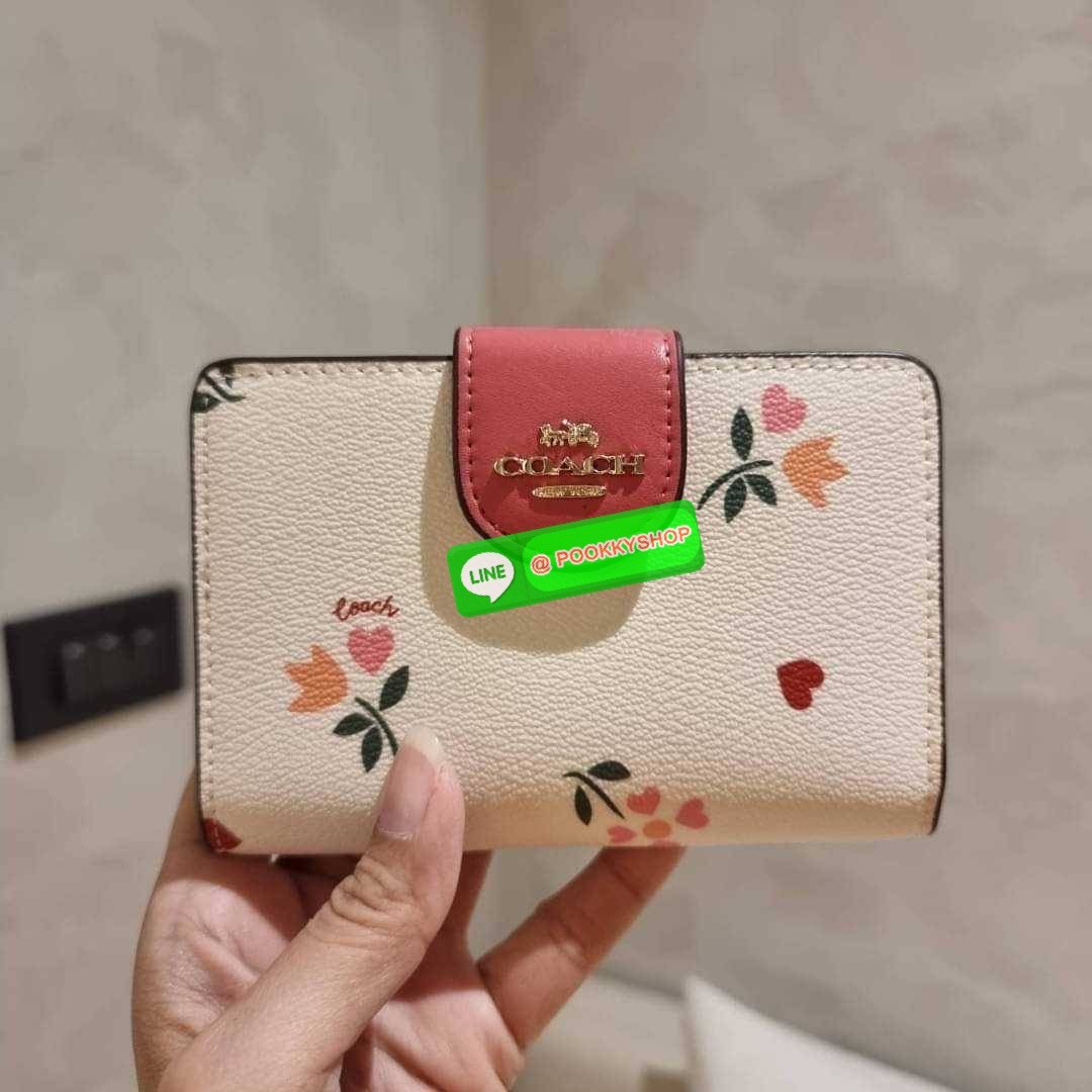 COACH C8730 MEDIUM CORNER ZIP WALLET IN SIGNATURE CANVAS WITH WILDFLOWER PRINT คอลเลคชั่นใหม่ กระเป๋าสตางค์ใบกลาง ดีไซน์ใหม่ สุดหรู คละลายพริ้นท์เต็มใบ น่าใช้ไปอีก วัสดุหนังแคนวาสเคลือบลาย ภายในมีช่องใส่บัตร ใส่ธนบัตรได้ครบ และมีช่องซิปแยก ใบจริงสวยมากๆ แ