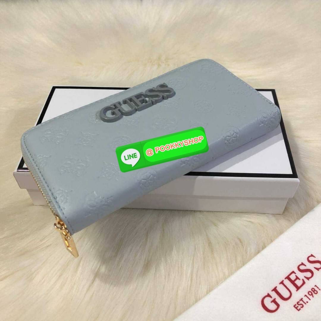 GUESS WOMEN'S LONG WALLET กระเป๋าสตางค์ใบยาว สวยมากค่ะ เปิดปิดด้วยซิป ด้านหน้าประดับโลโก้แบรนด์ ด้านหลังมีช่องซิป หัวซิปแบรนด์ทุกจุด ภายในมีช่องใส่ธนบัตรแบงก์พัน ช่องซิปกลางและช่องใส่บัตรหลายช่องสวยน่าใช้ทุกสีค่ะ มาพร้อมกล่องกระดาษแบรนด์และถุงผ้ามอบเ