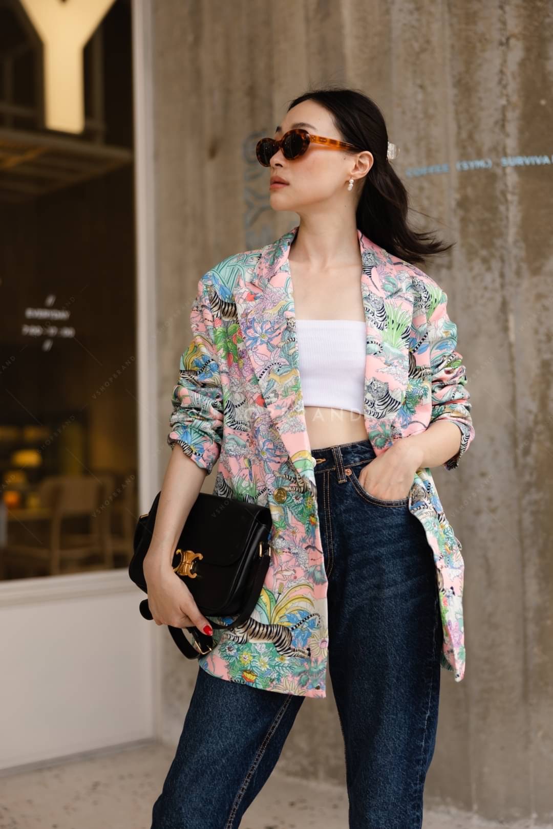 เบลเซอร์สูทลาย animal สีสันจัดจ้าน ต้อนรับซัมเมอร์ไปเลยค้า ตัวสูทคัตติ้งเนี้ยบ ทรงoversize เย็บซับติด งานสวยมากๆค่ะ